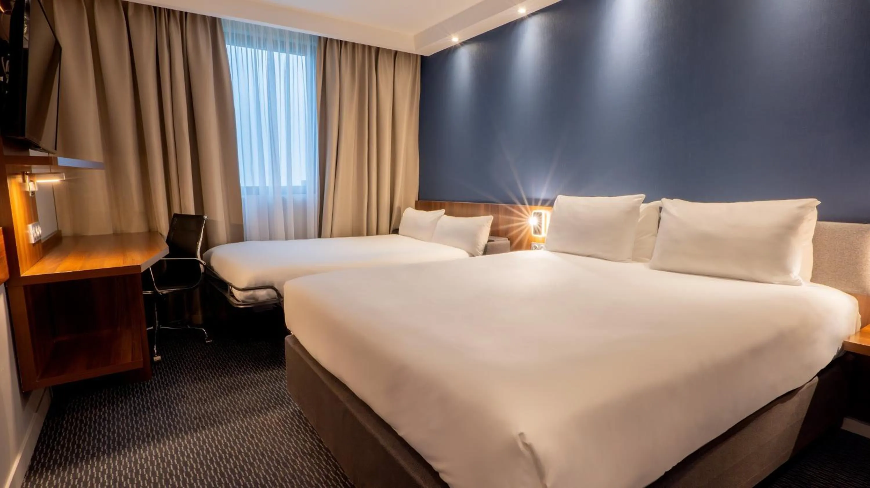 Photo of the whole room, Bed in Holiday Inn Express Dijon by IHG