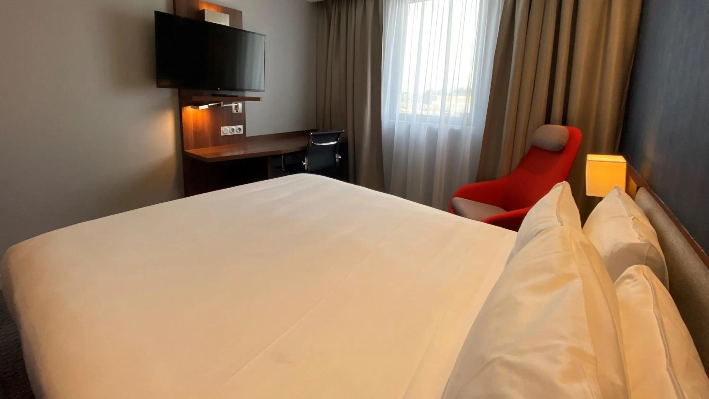 Photo of the whole room, Bed in Holiday Inn Express Dijon by IHG