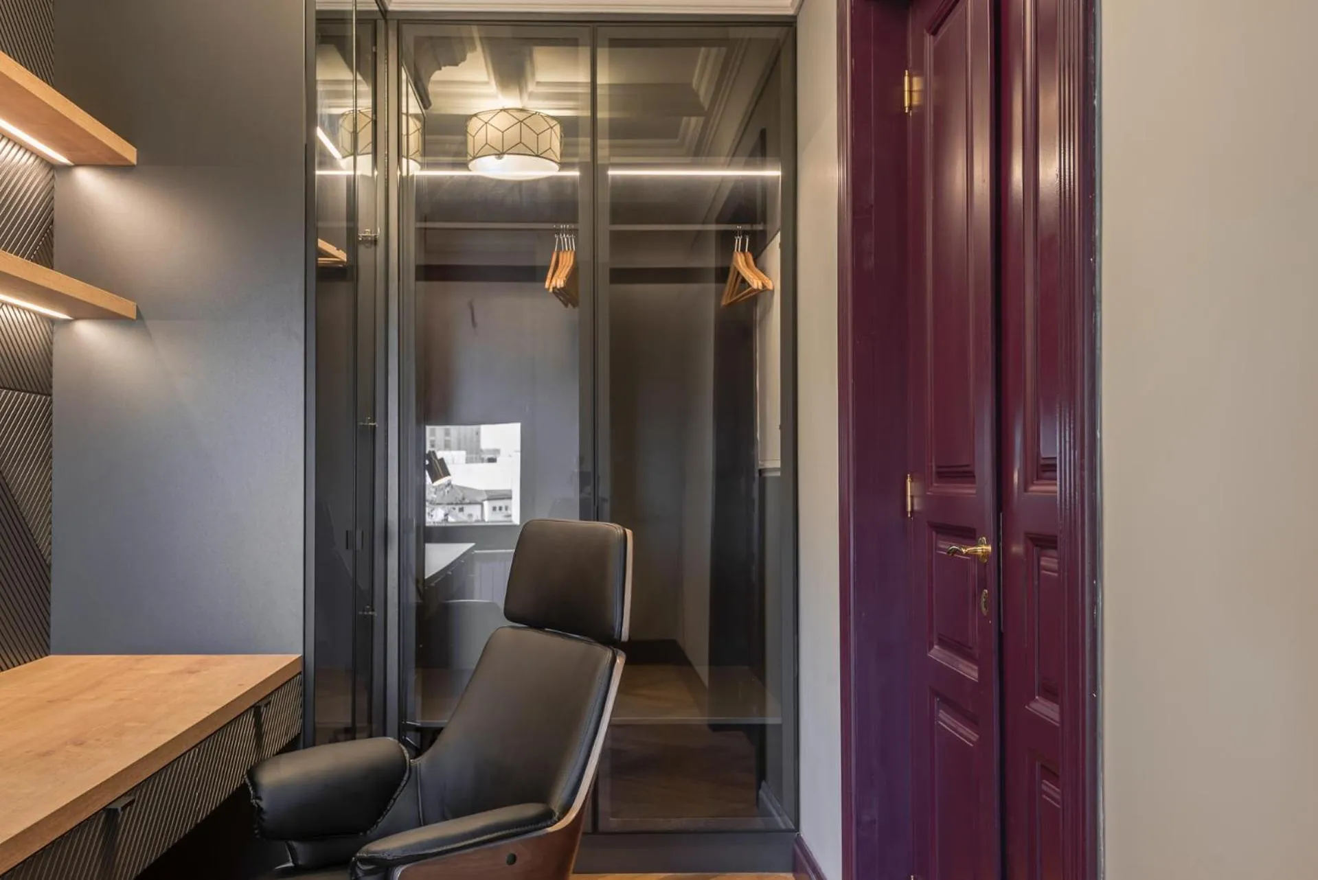 wardrobe in HIGHLINE DOWNTOWN ApartHotel OLDTOWN UNIRII SQUARE