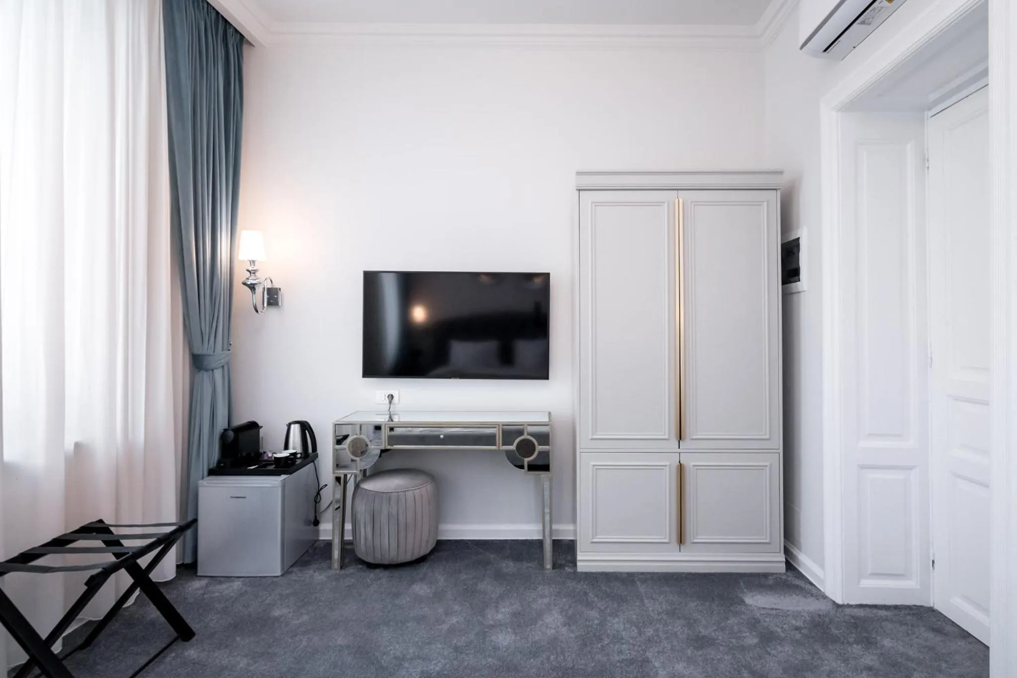 TV and multimedia in HIGHLINE DOWNTOWN ApartHotel OLDTOWN UNIRII SQUARE