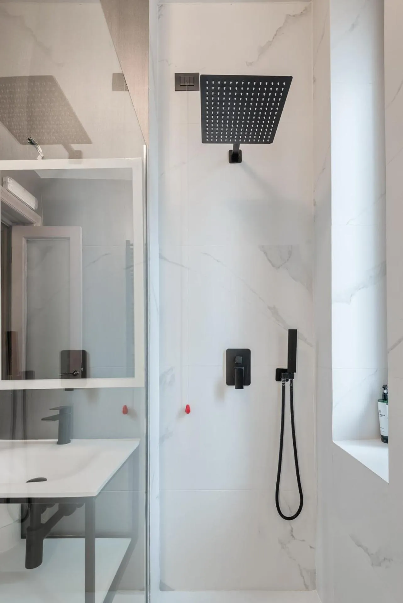 Bathroom in HIGHLINE DOWNTOWN ApartHotel OLDTOWN UNIRII SQUARE