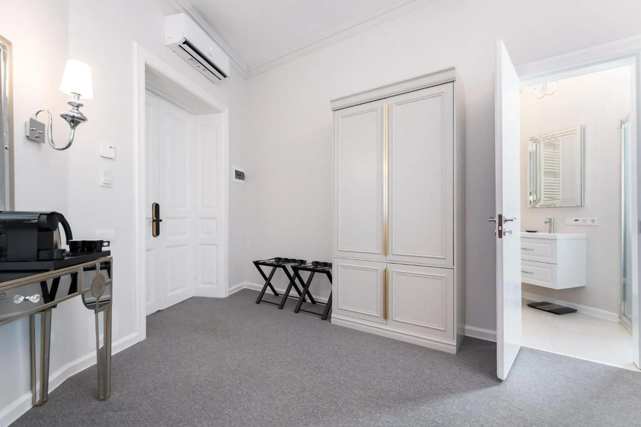 Bed in HIGHLINE DOWNTOWN ApartHotel OLDTOWN UNIRII SQUARE