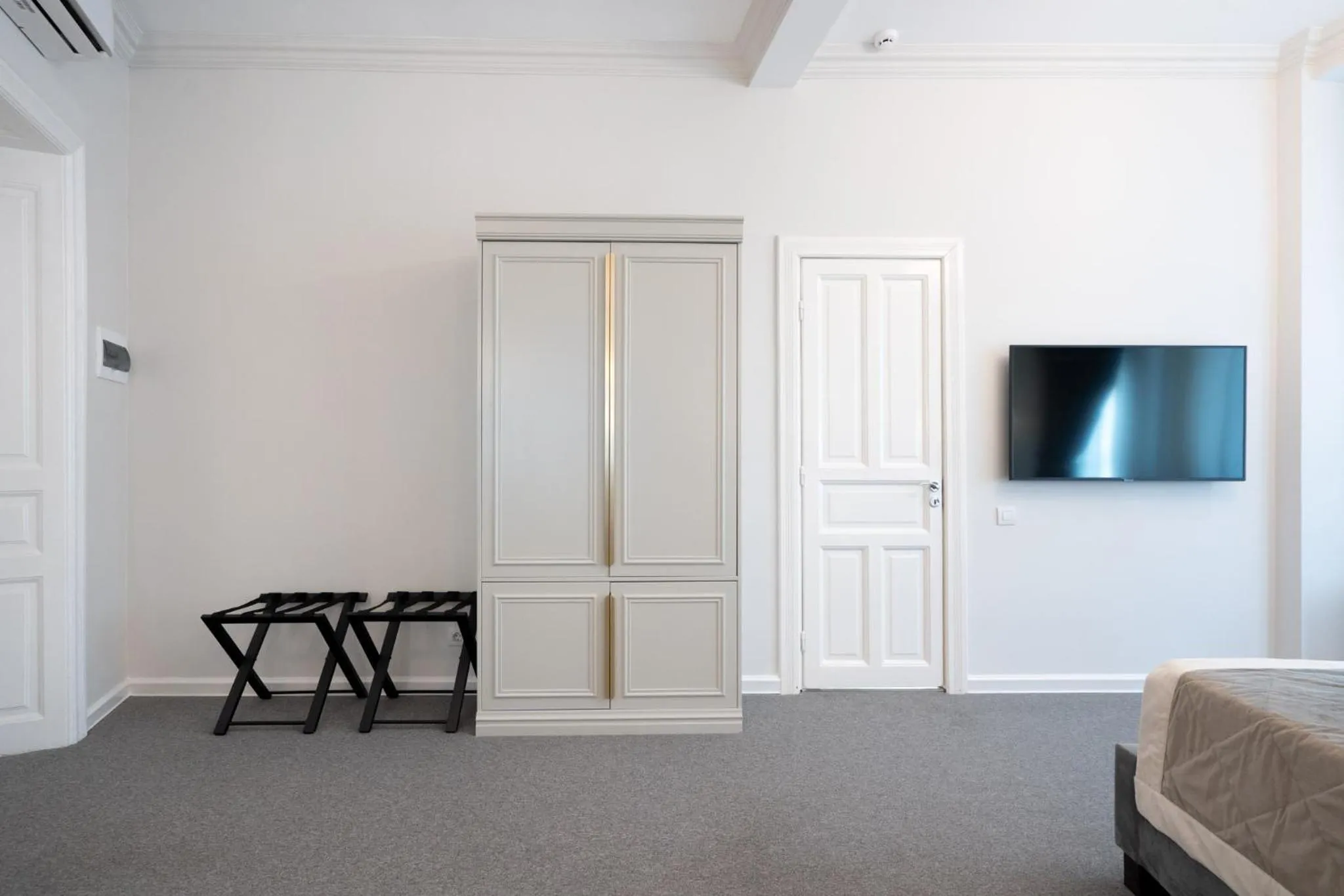 TV and multimedia in HIGHLINE DOWNTOWN ApartHotel OLDTOWN UNIRII SQUARE