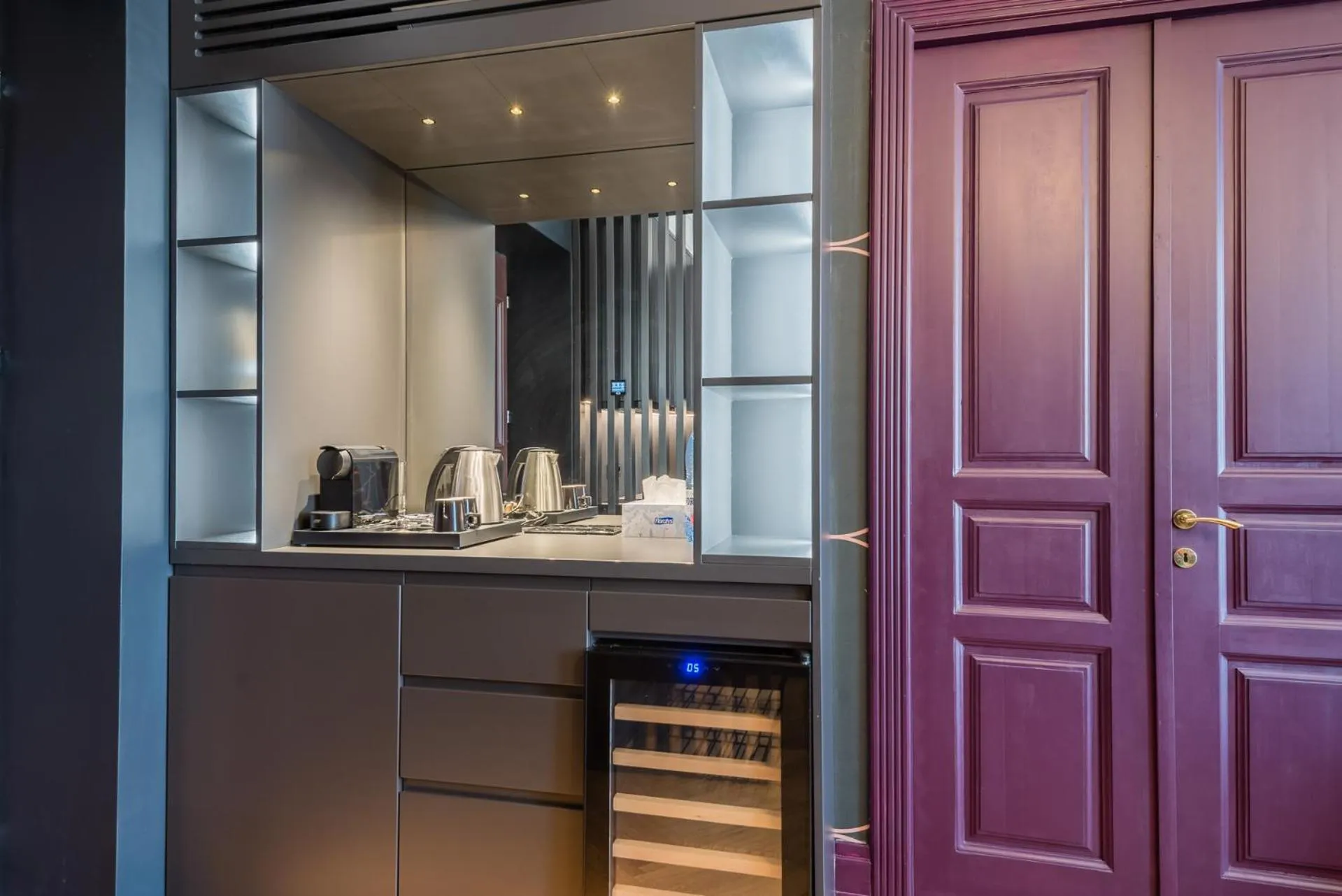 Kitchen or kitchenette in HIGHLINE DOWNTOWN ApartHotel OLDTOWN UNIRII SQUARE