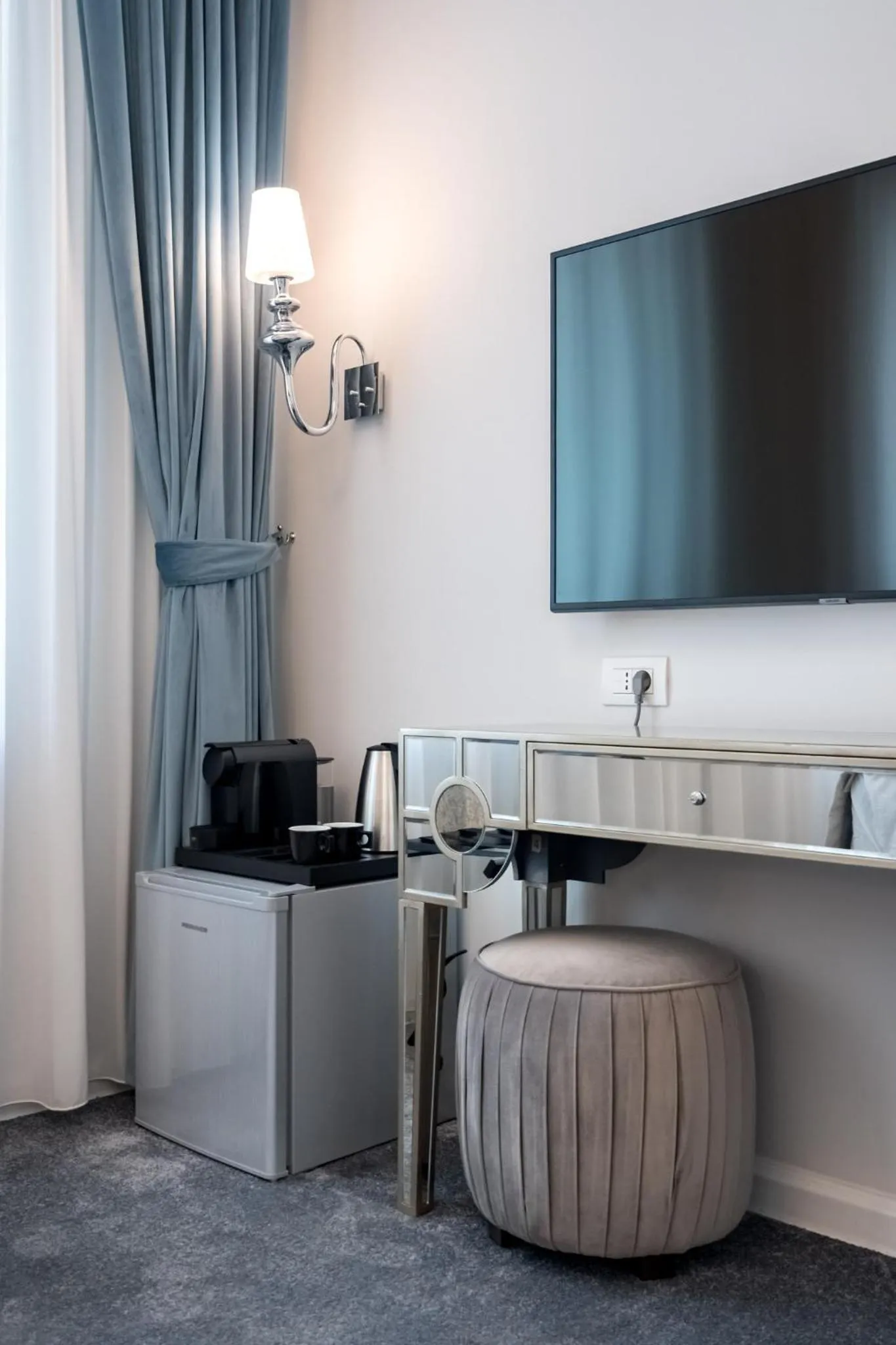 TV and multimedia in HIGHLINE DOWNTOWN ApartHotel OLDTOWN UNIRII SQUARE