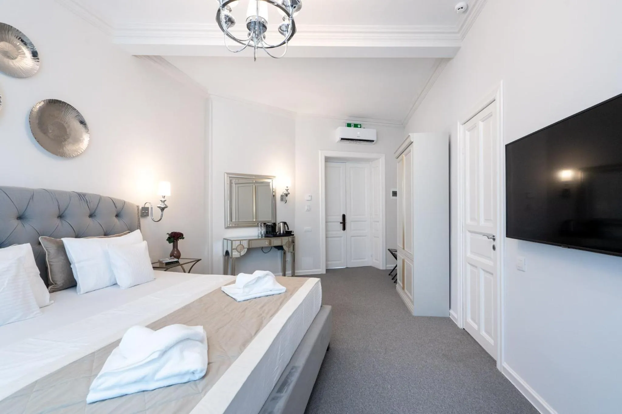 TV and multimedia, Bed in HIGHLINE DOWNTOWN ApartHotel OLDTOWN UNIRII SQUARE