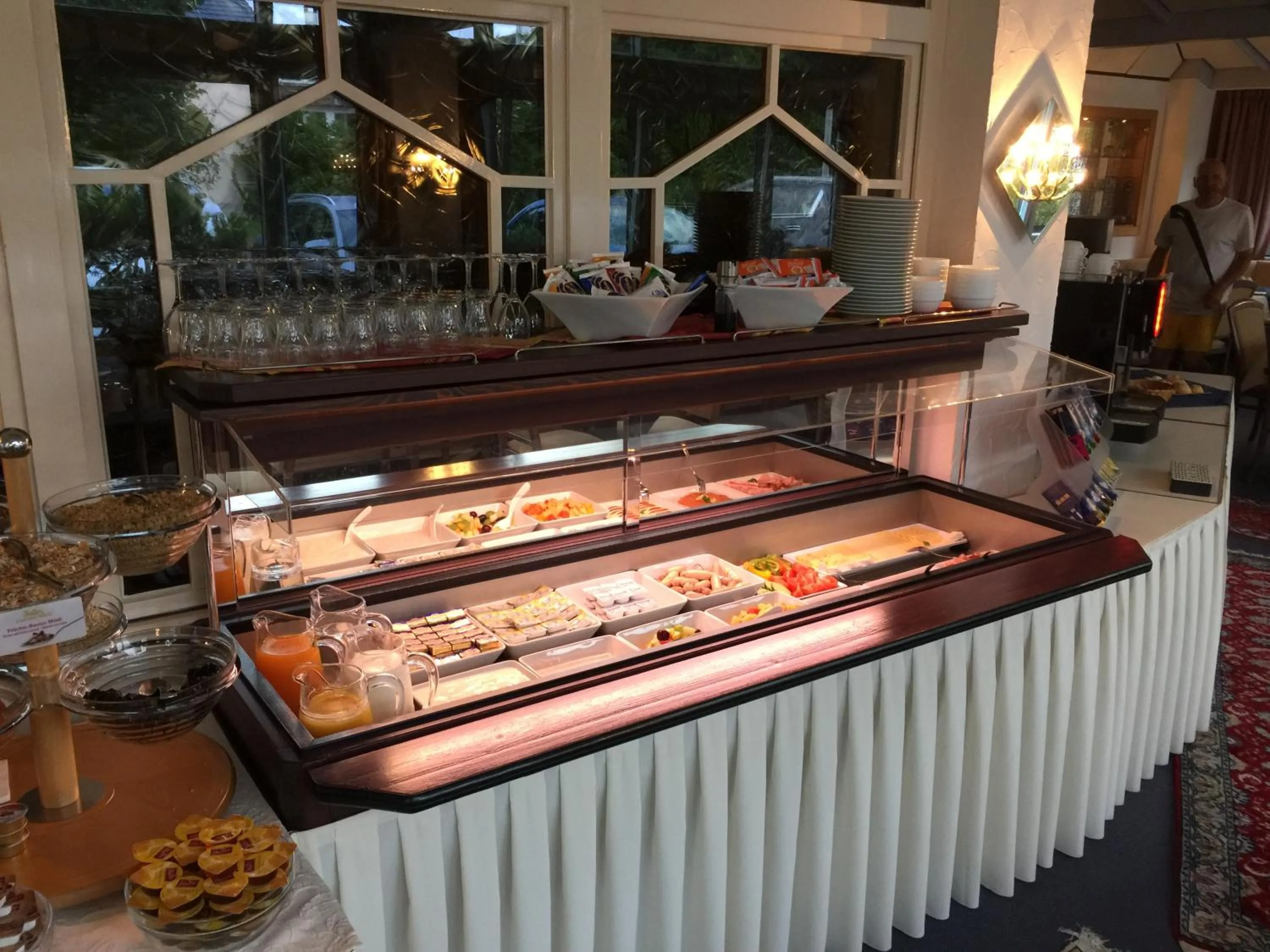 Buffet breakfast in Hotel Knaus am Hafen