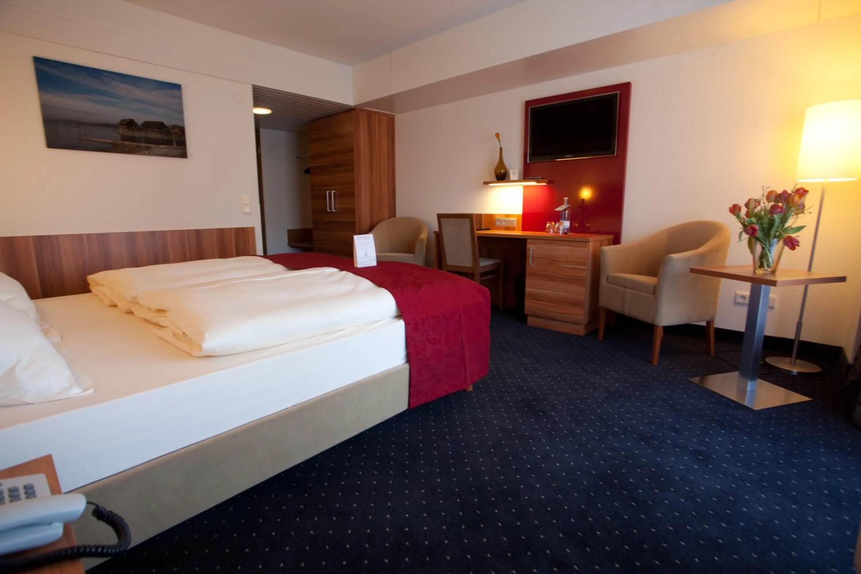 Photo of the whole room, Bed in Hotel Knaus am Hafen