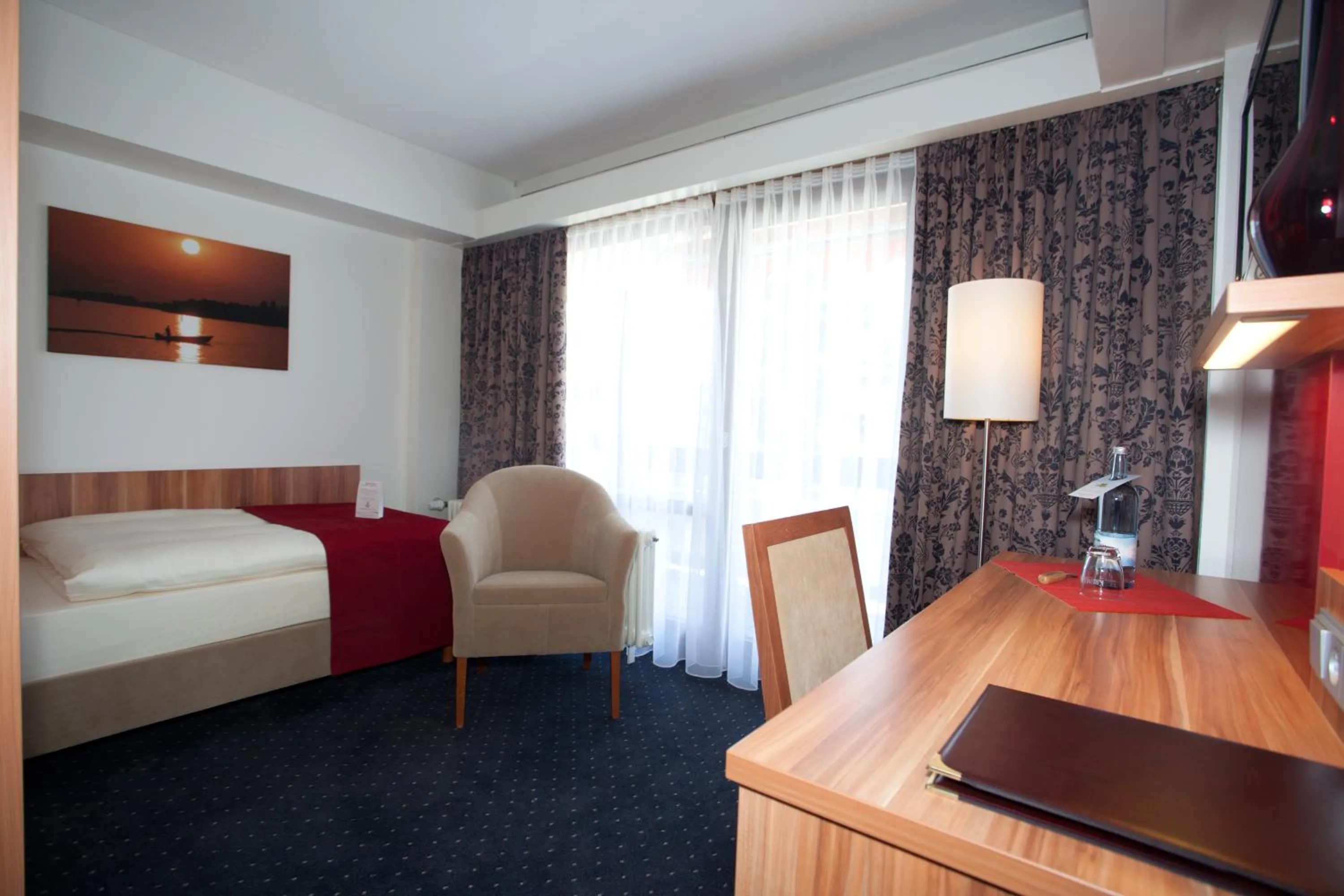 Photo of the whole room, Bed in Hotel Knaus am Hafen