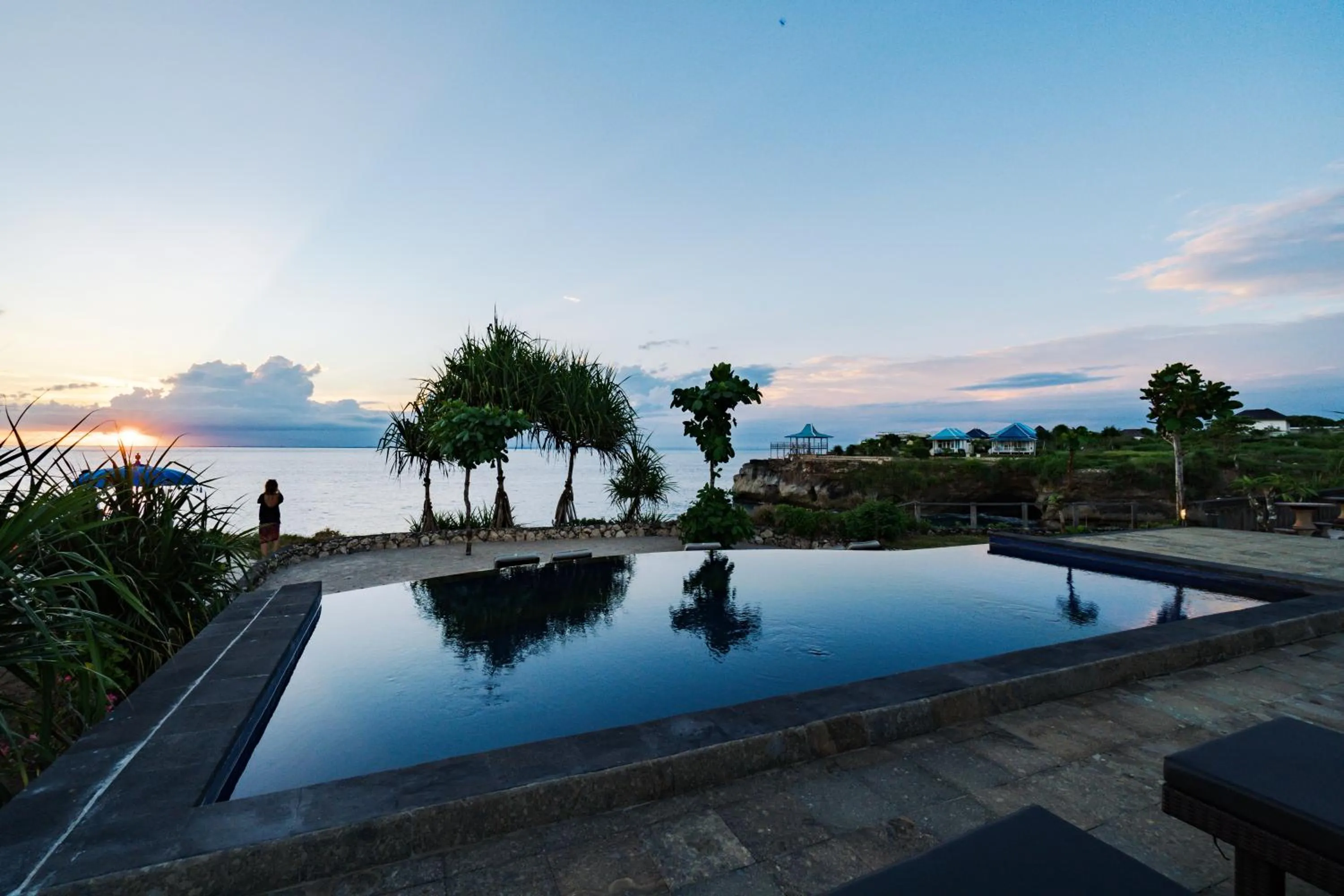 Swimming pool in Dodol Lembongan Cliff Sunset