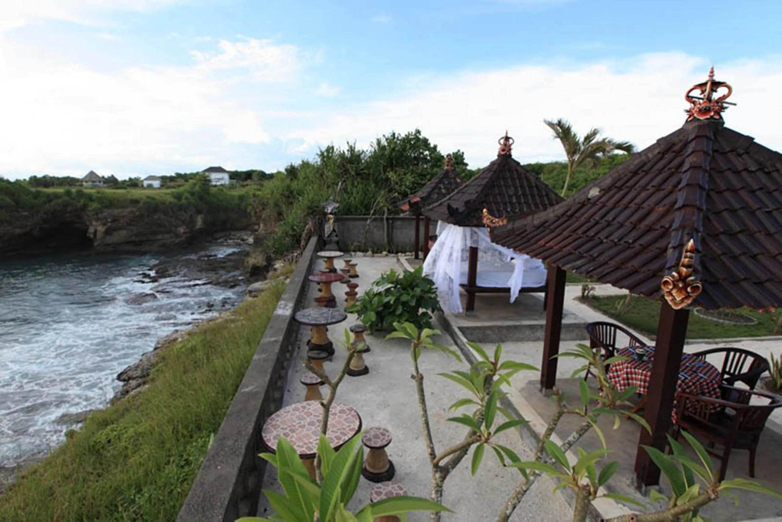 Restaurant/places to eat in Dodol Lembongan Cliff Sunset