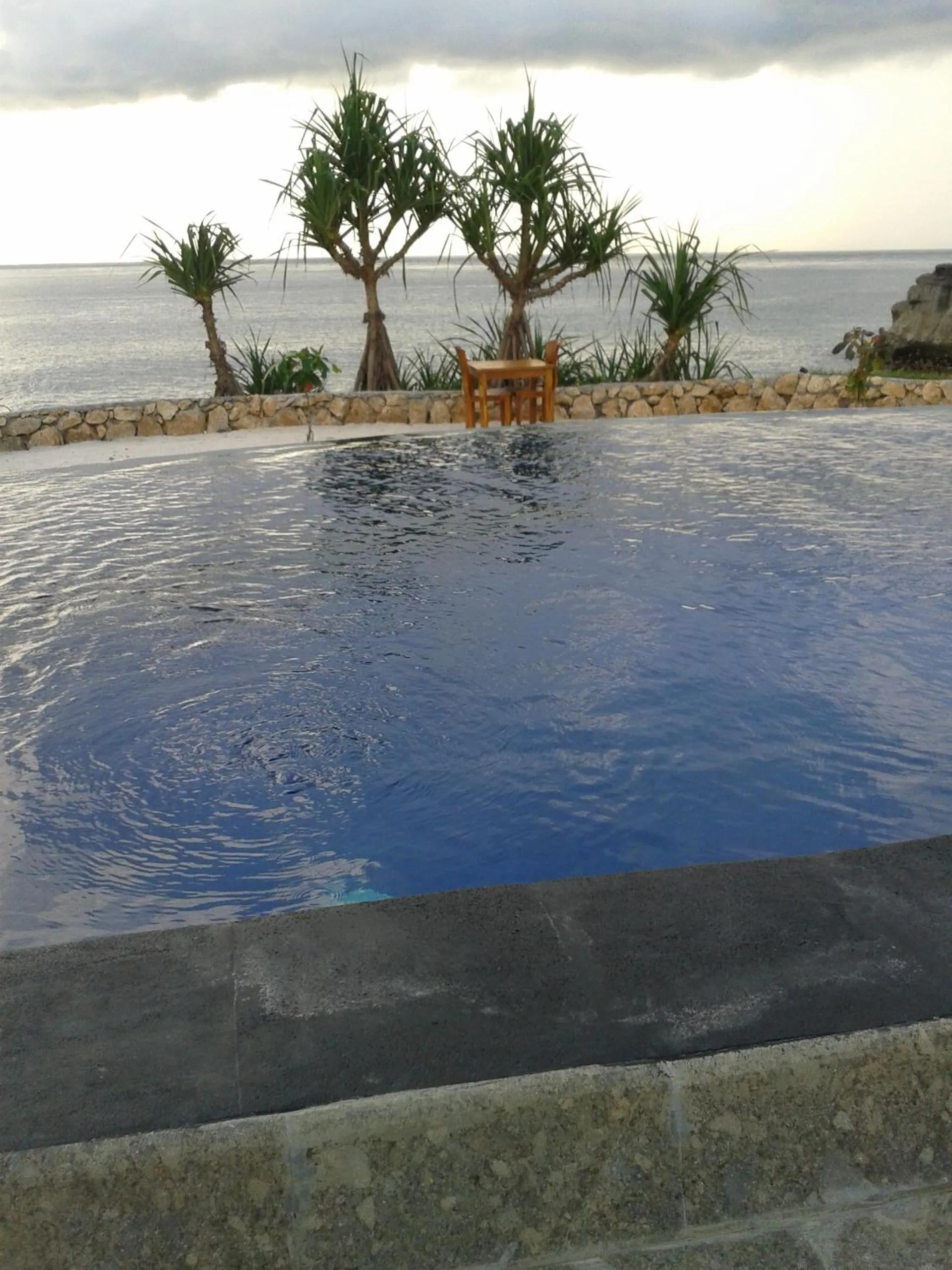 Swimming pool in Dodol Lembongan Cliff Sunset