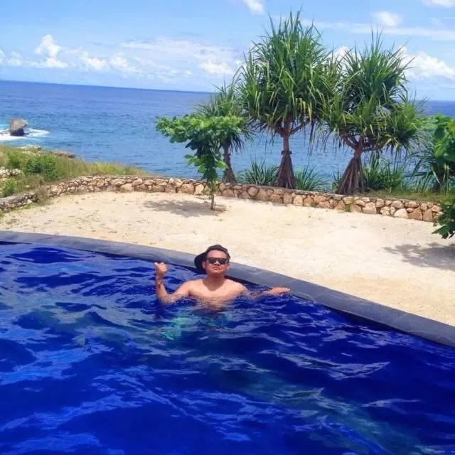 Swimming pool in Dodol Lembongan Cliff Sunset