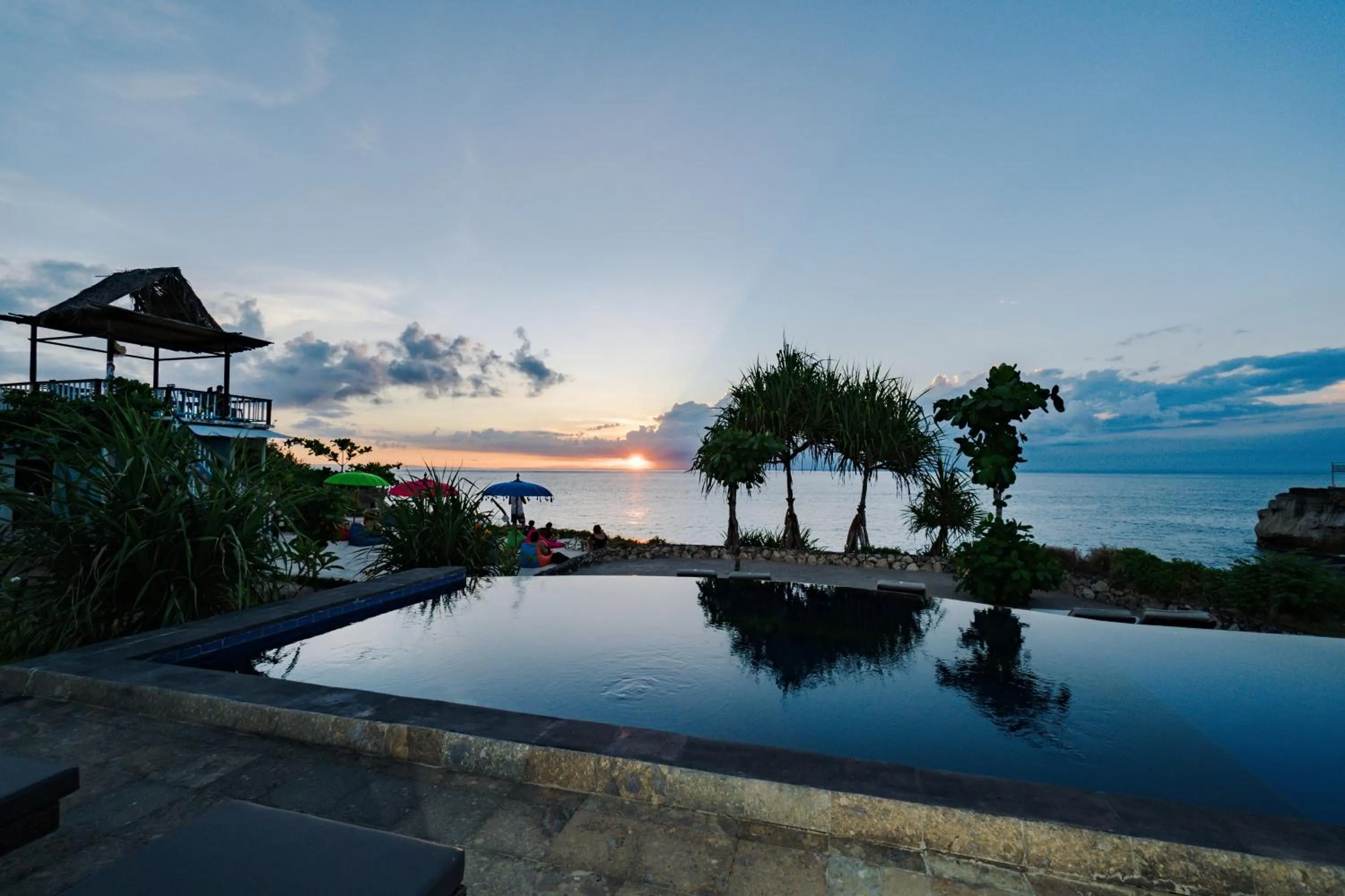 Swimming pool in Dodol Lembongan Cliff Sunset