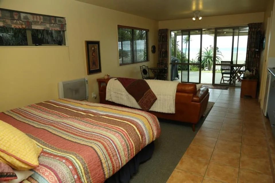 Photo of the whole room, Bed in Gems Seaside Lodge