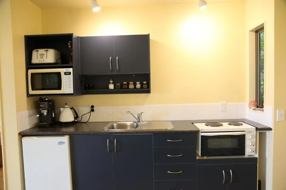 Kitchen or kitchenette in Gems Seaside Lodge