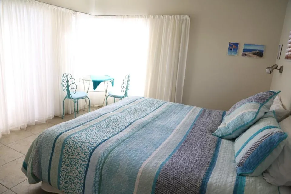 Bed in Gems Seaside Lodge