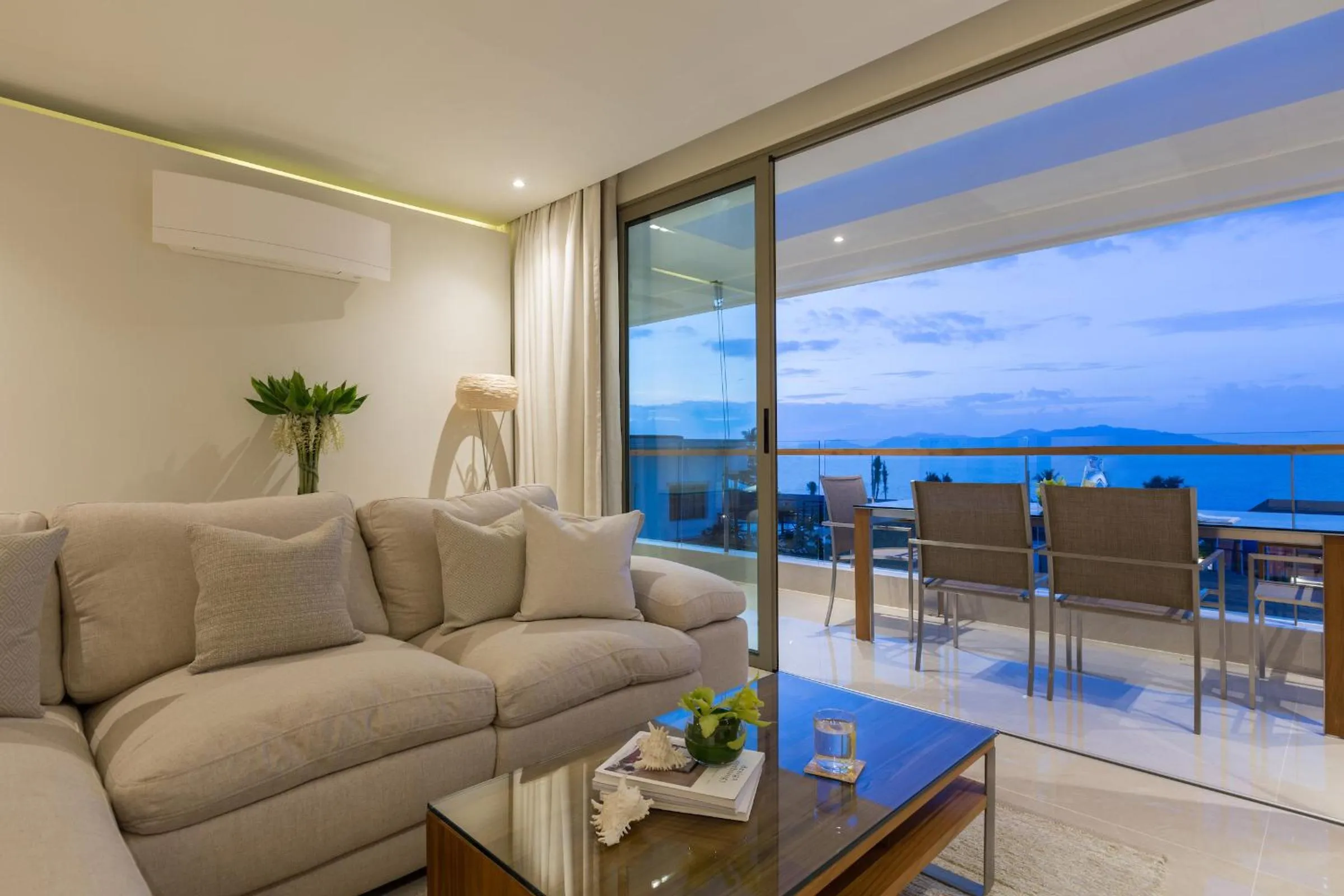 Living room in Chi - The Residence