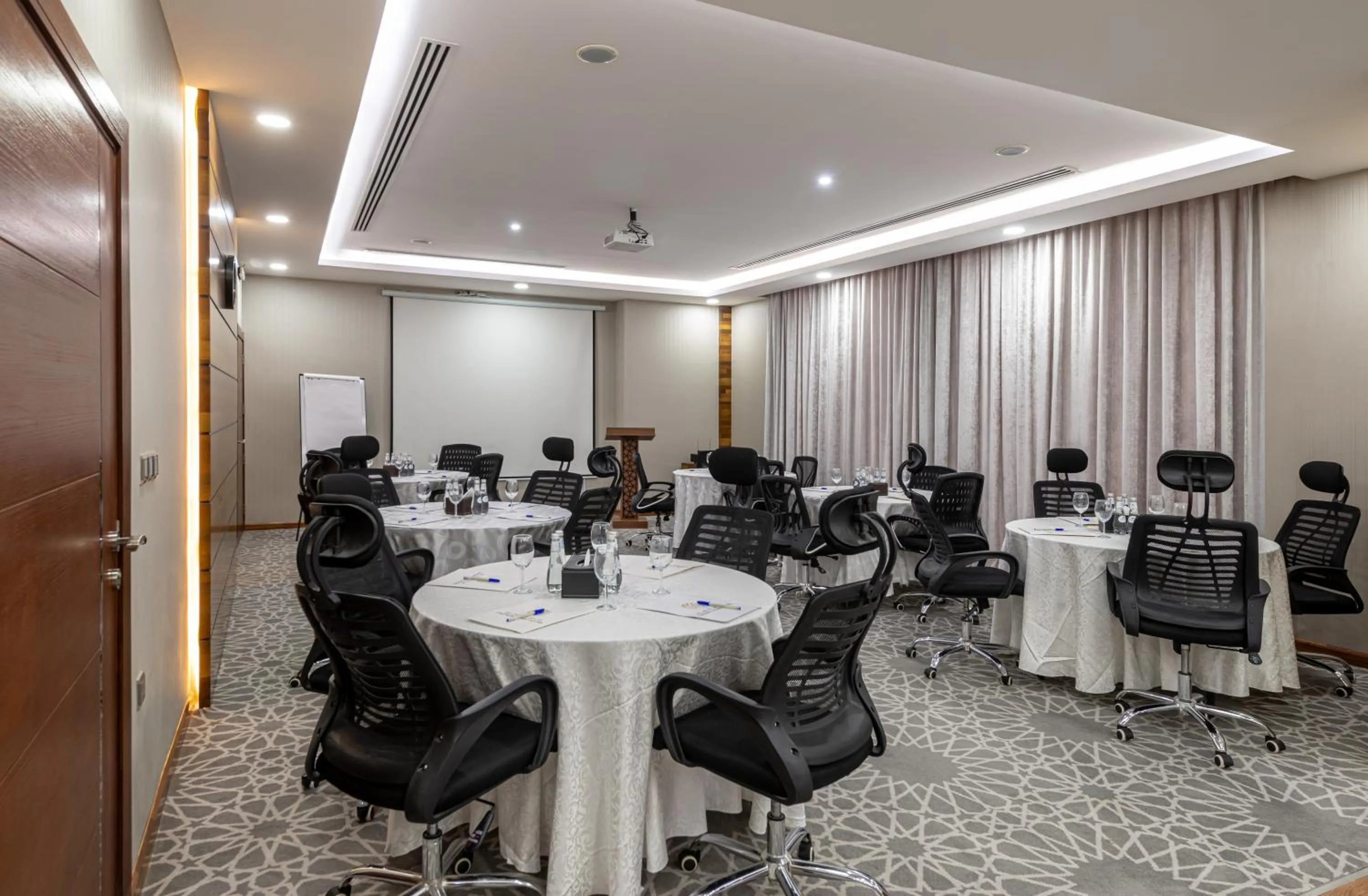 Crown Rose Al Sahafa Hotel