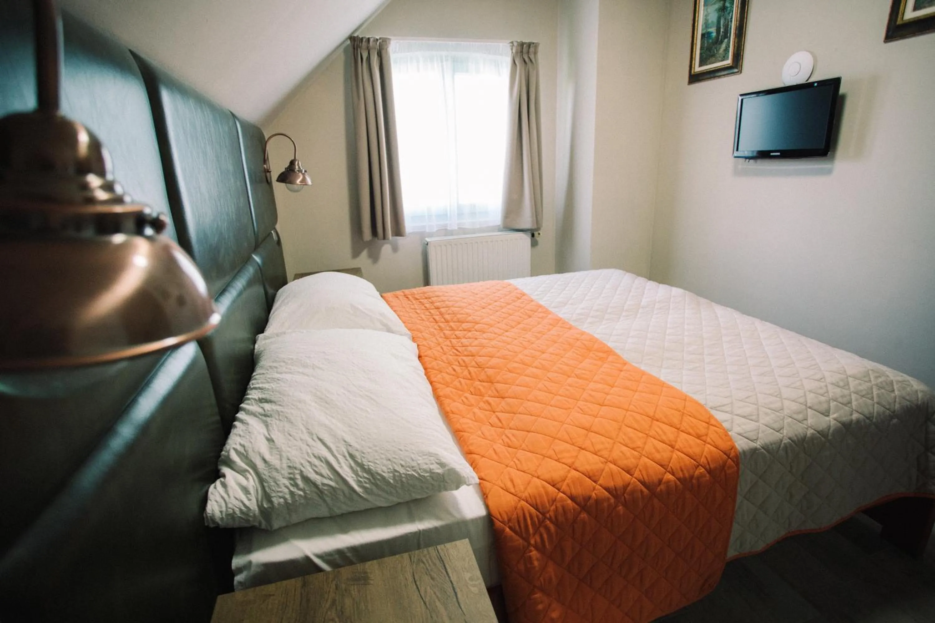 Bed in Ötösfogat Panzió