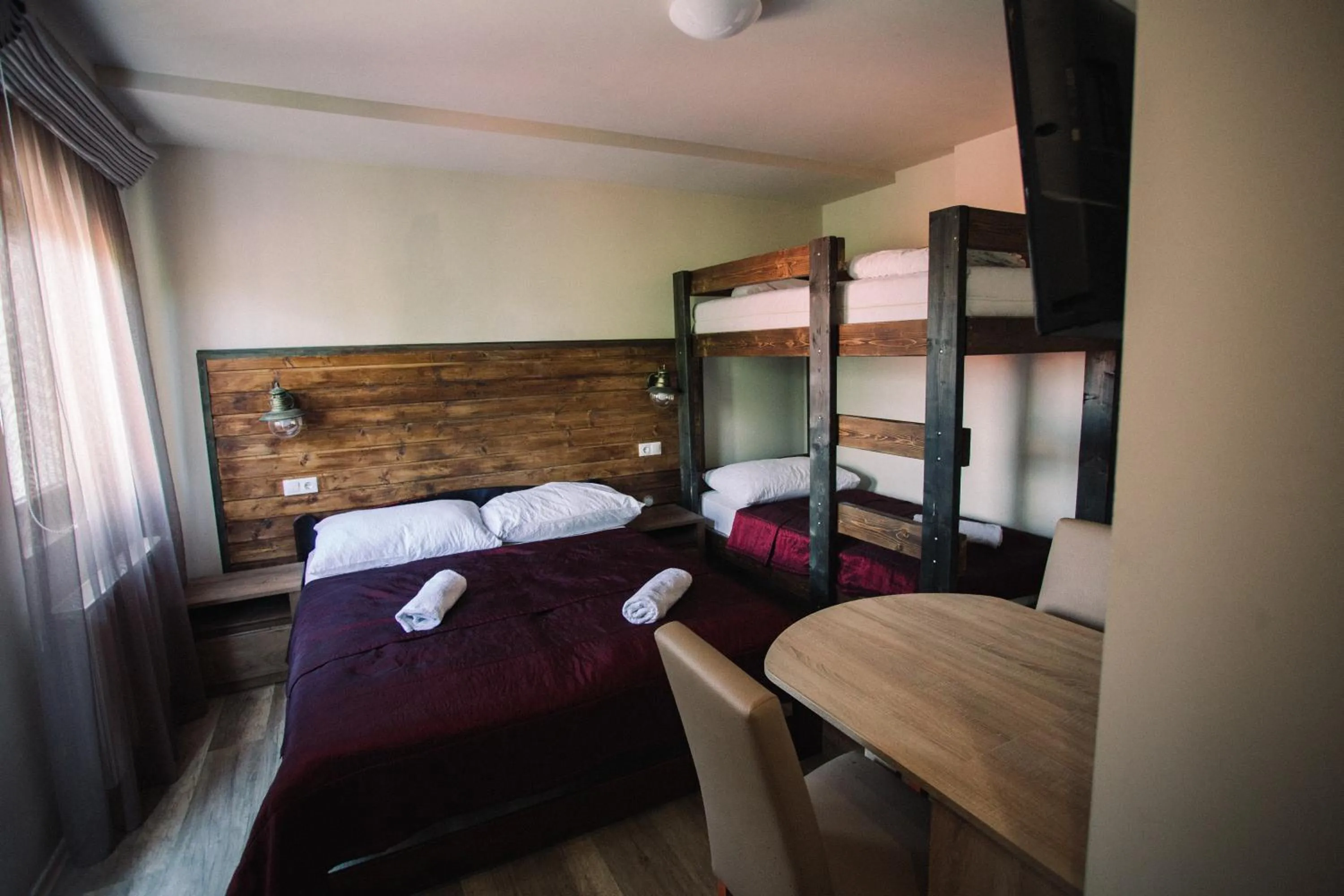 Photo of the whole room, Bed in Ötösfogat Panzió