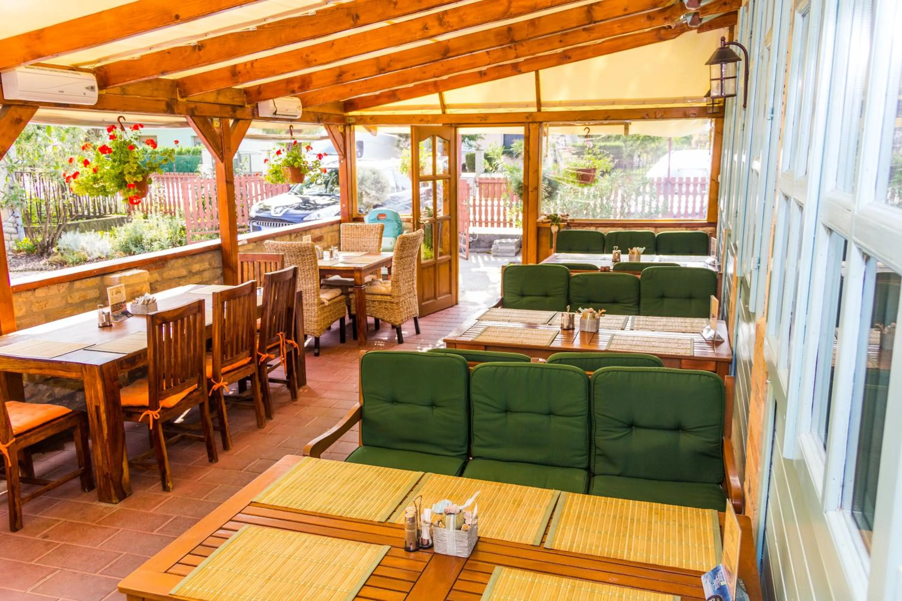 Balcony/Terrace in Ötösfogat Panzió