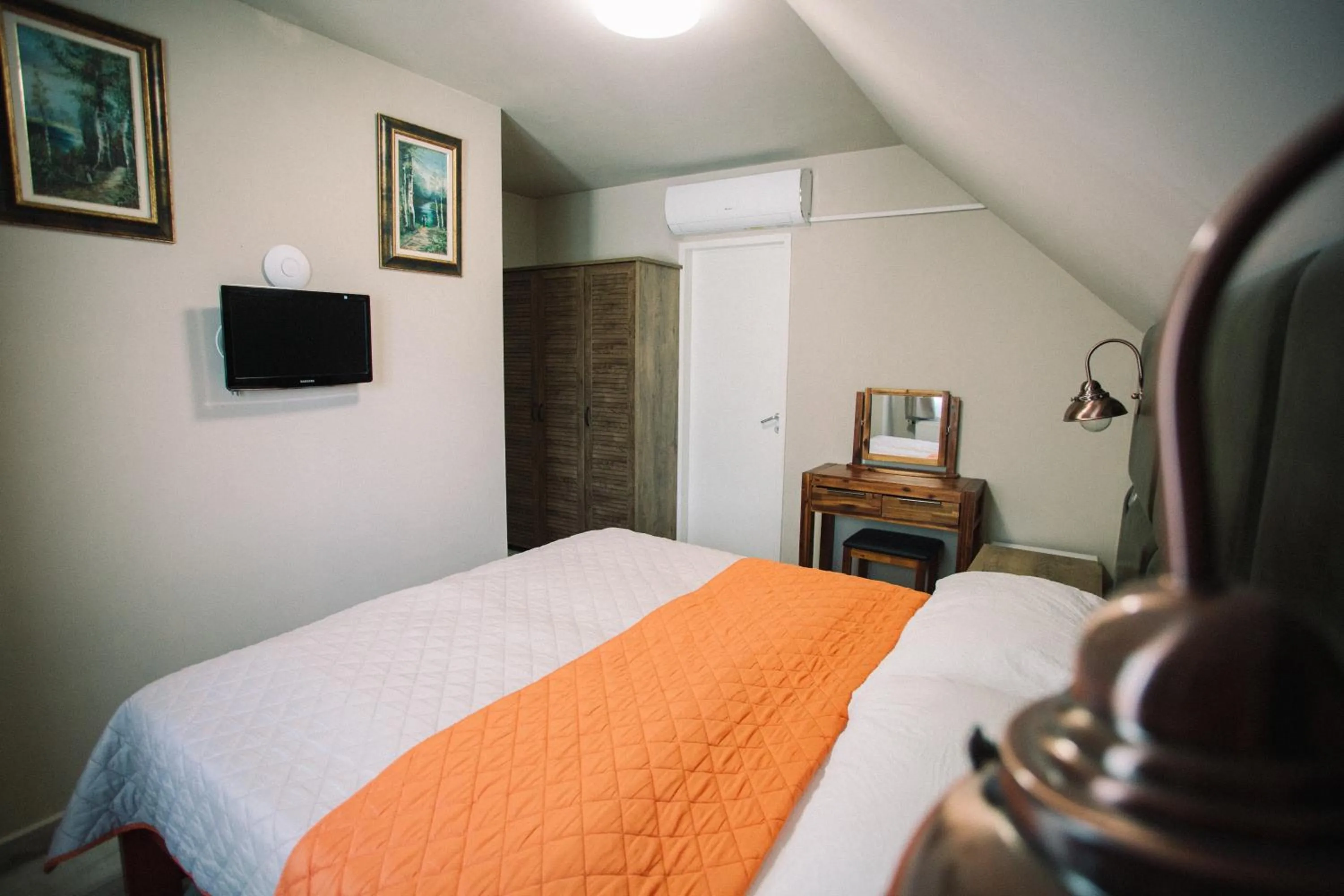 Bed in Ötösfogat Panzió