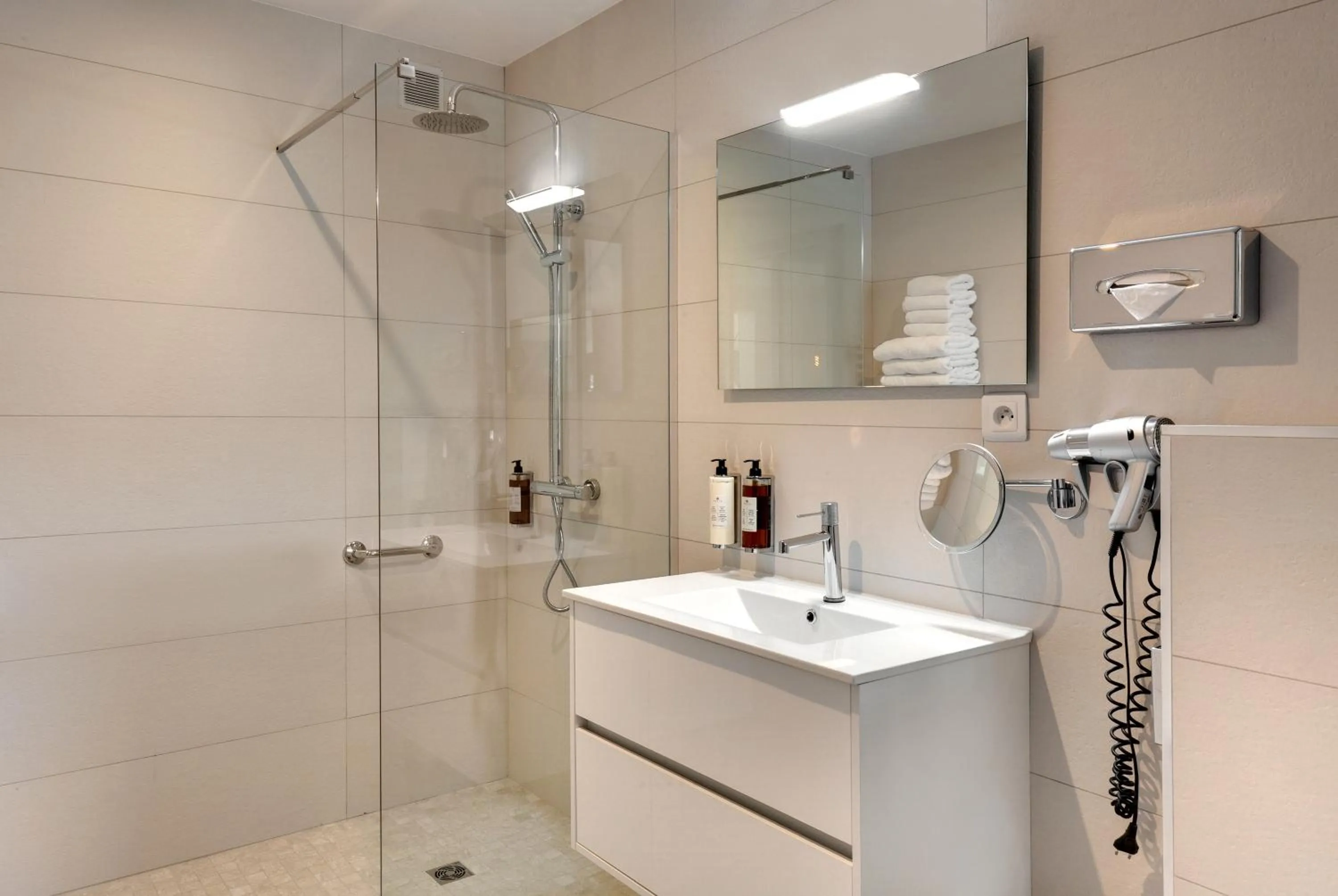 Bathroom in Hôtel & Spa Les Mouettes