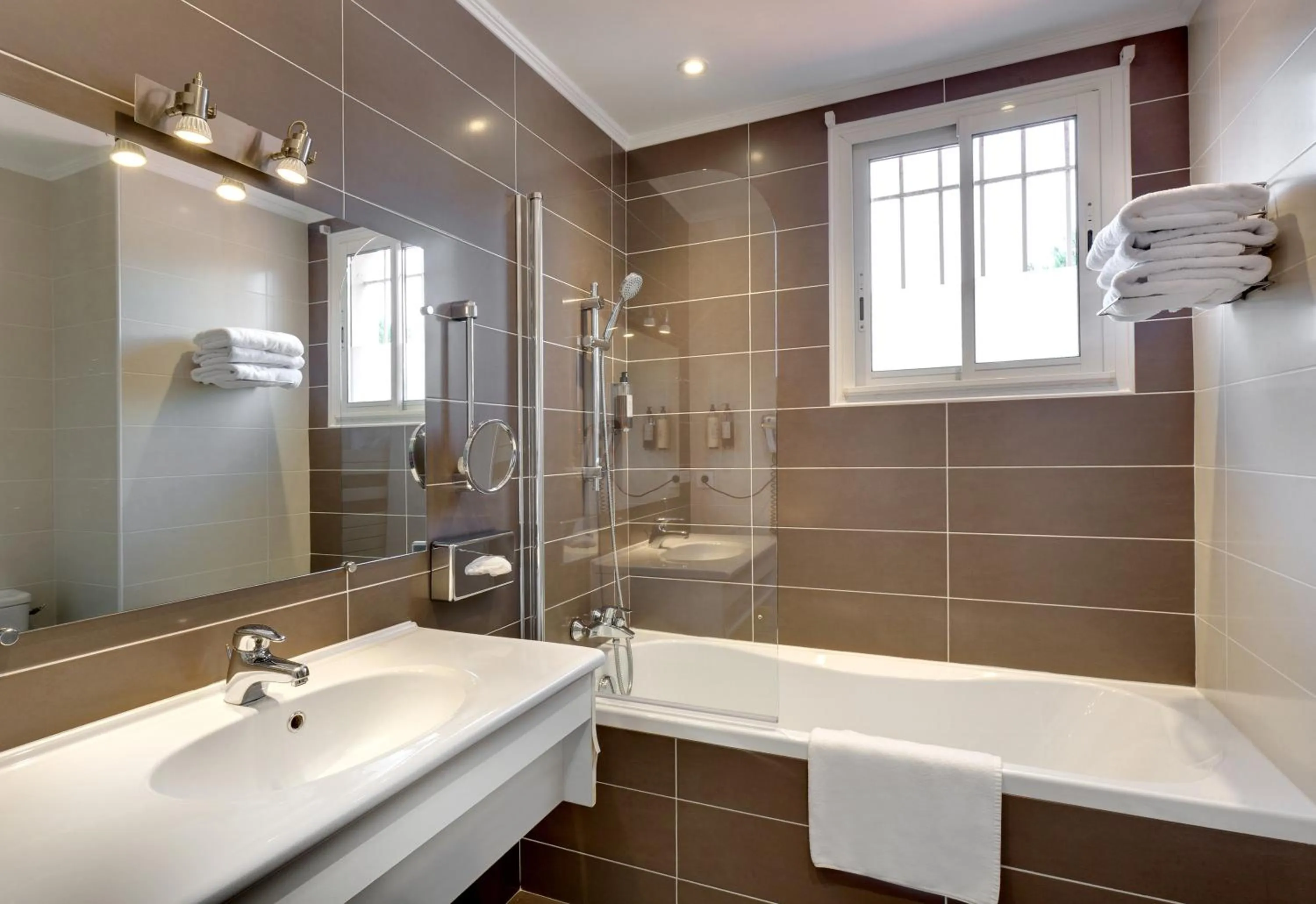 Bathroom in Hôtel & Spa Les Mouettes