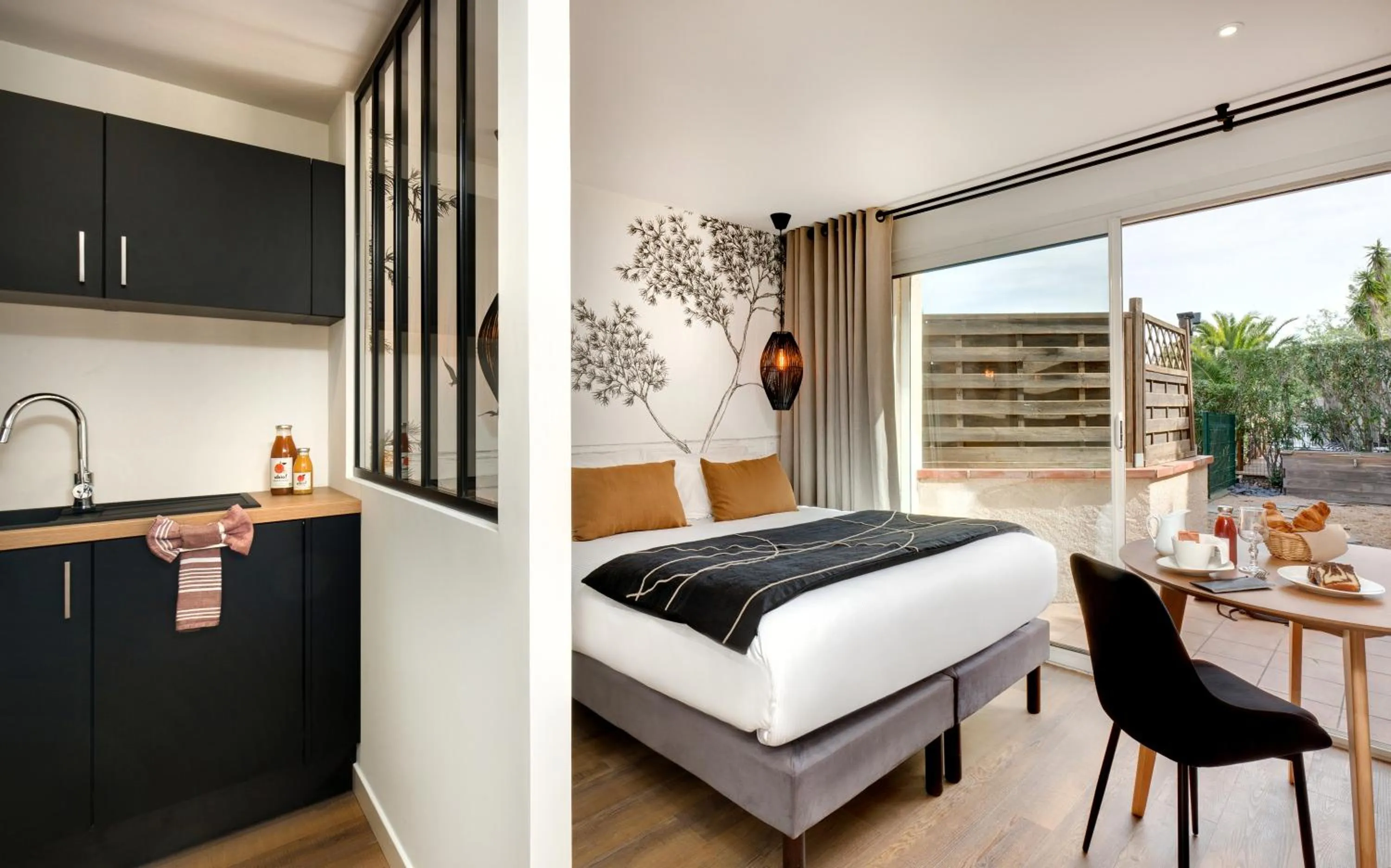 Photo of the whole room, Bed in Hôtel & Spa Les Mouettes