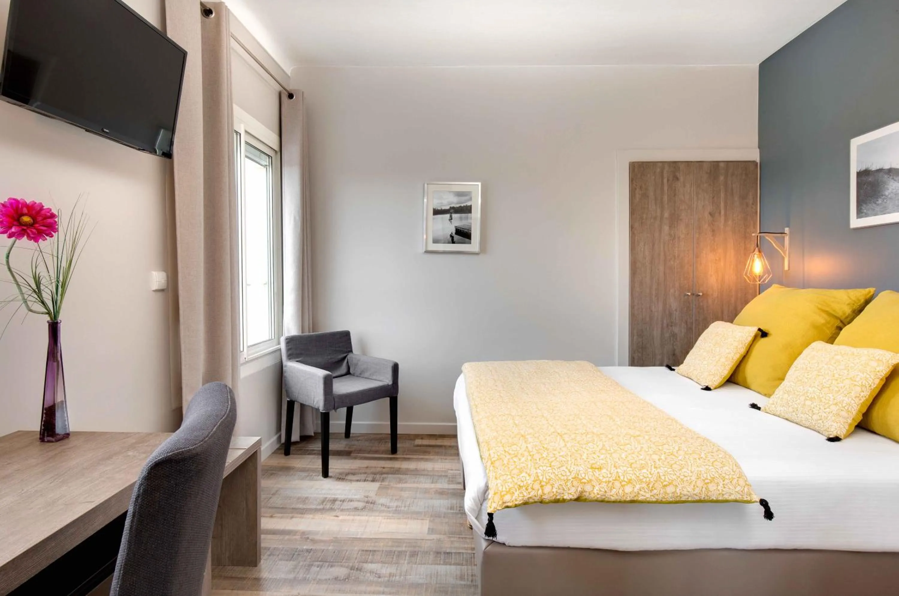 Photo of the whole room, Bed in Hôtel & Spa Les Mouettes