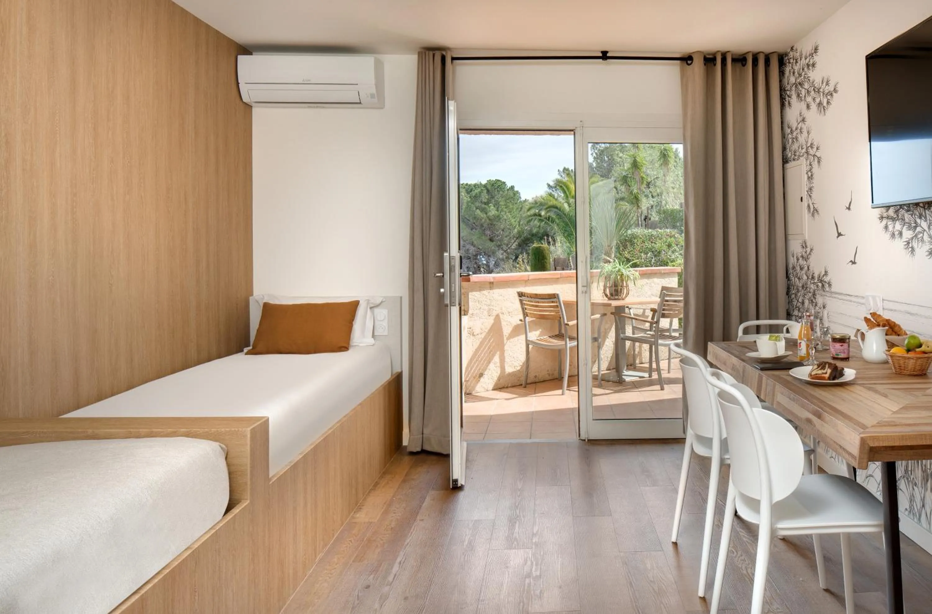 Dining area, Bed in Hôtel & Spa Les Mouettes