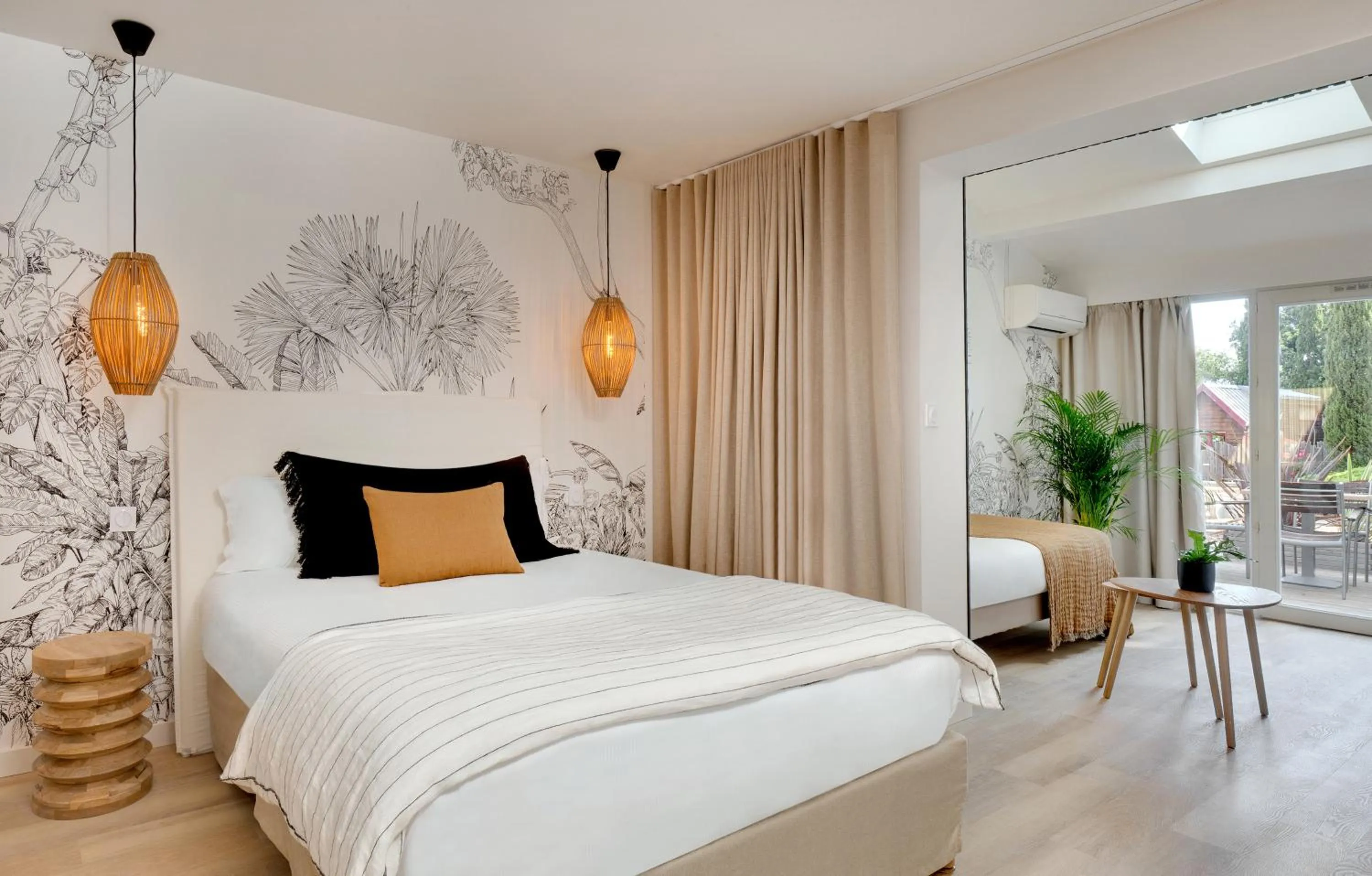 Bedroom, Bed in Hôtel & Spa Les Mouettes