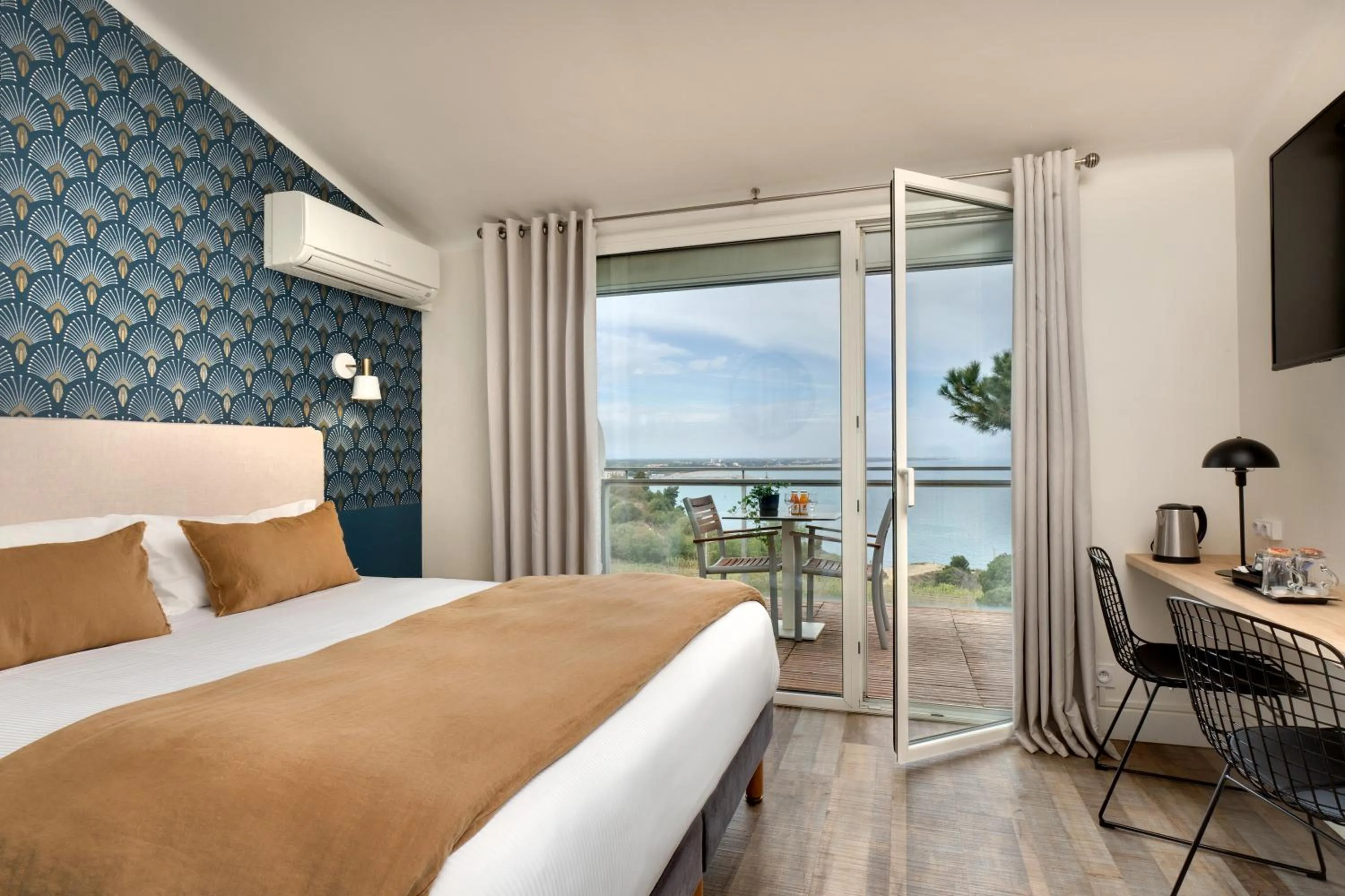 Bedroom, Bed in Hôtel & Spa Les Mouettes