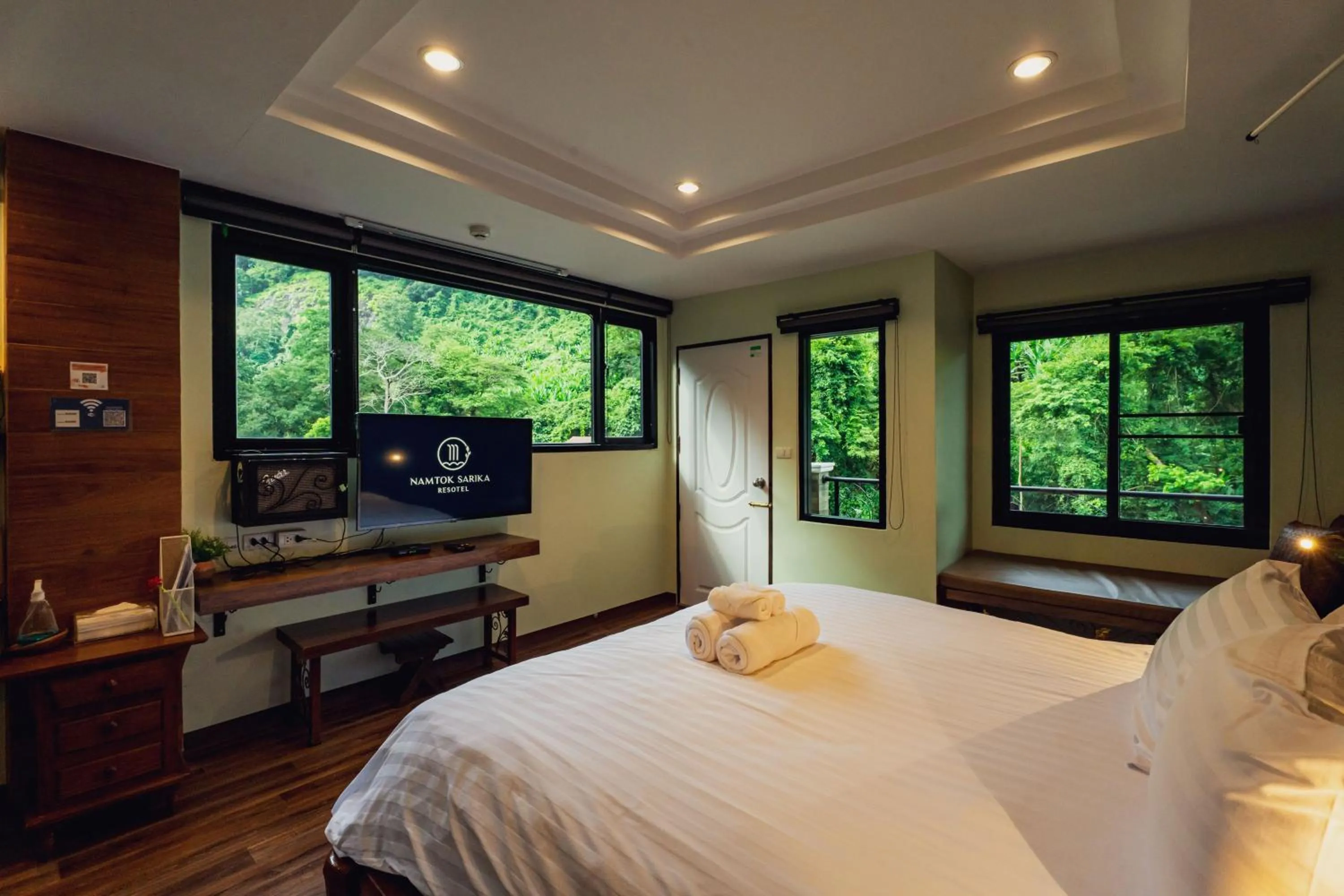 Communal lounge/ TV room, Bed in Namtok Sarika Resotel