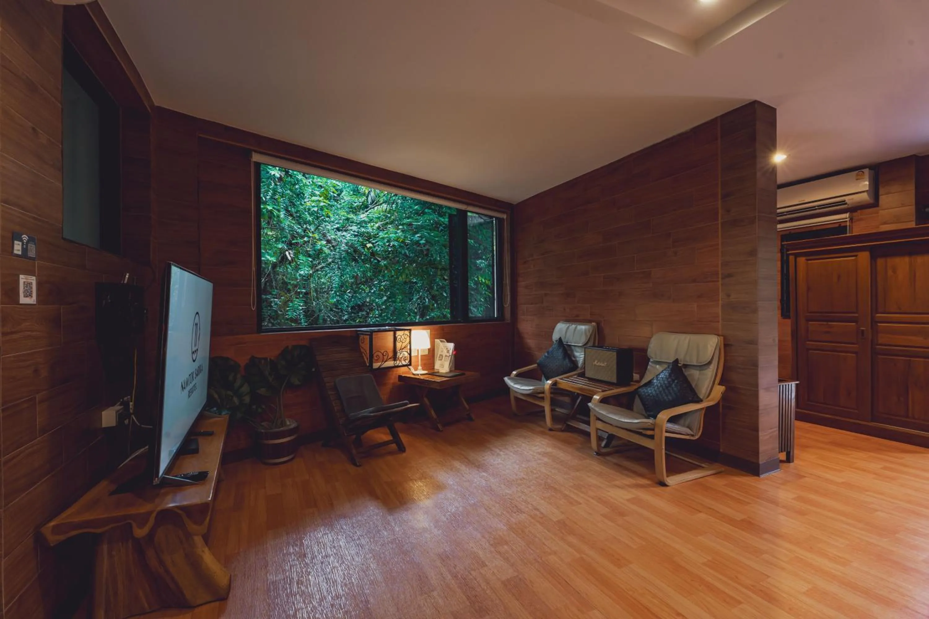 Communal lounge/ TV room in Namtok Sarika Resotel
