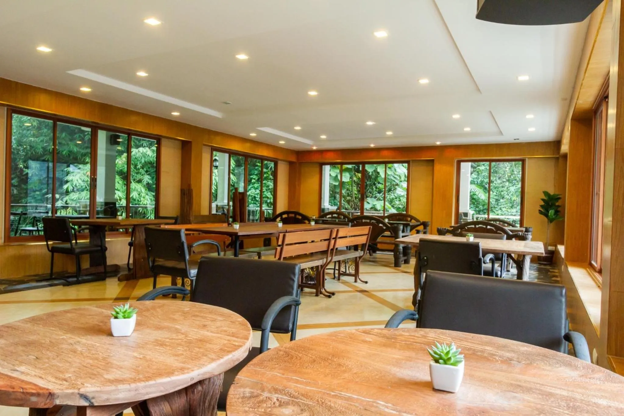 Restaurant/places to eat in Namtok Sarika Resotel