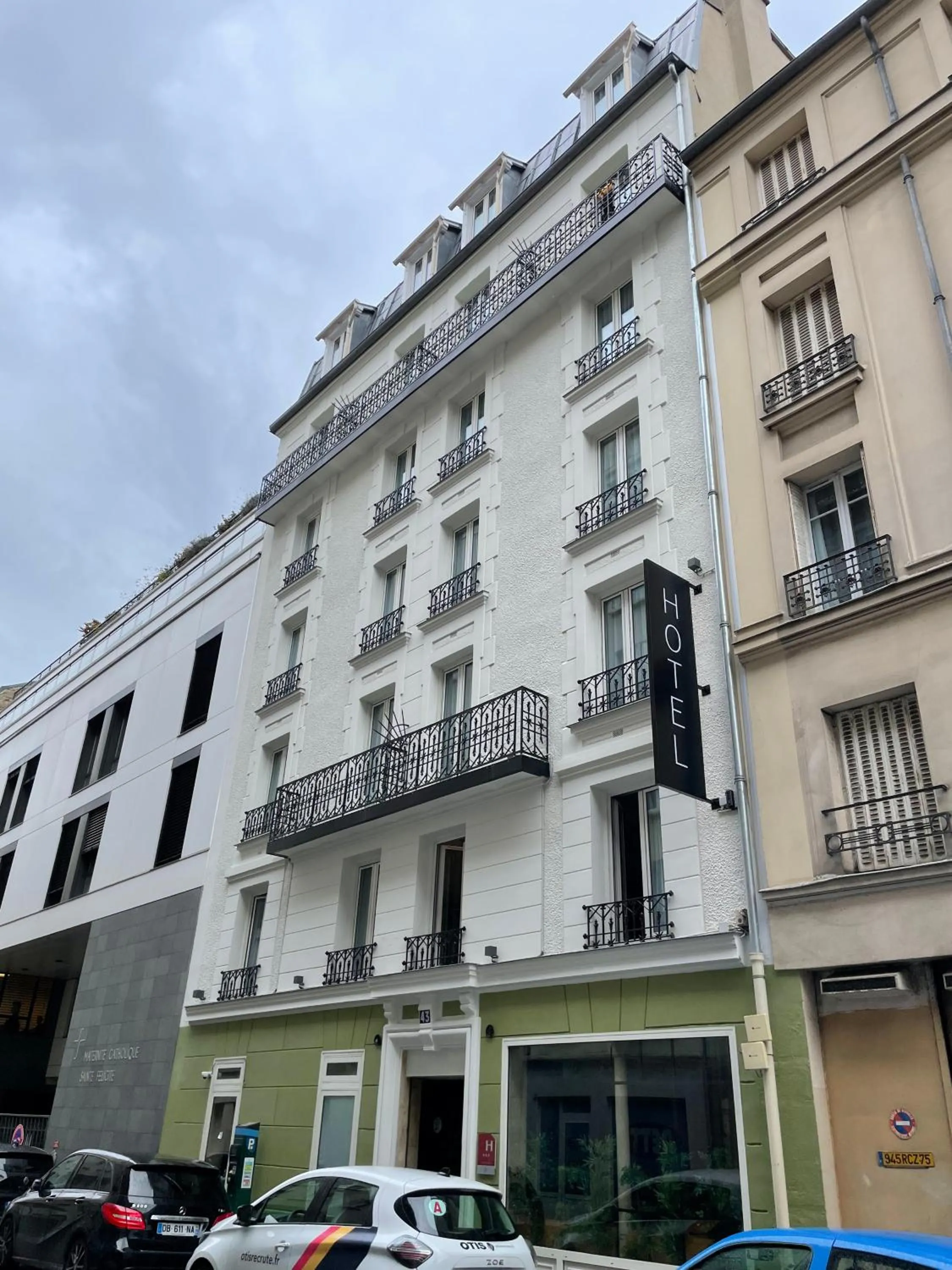 Property building in Hôtel De La Paix