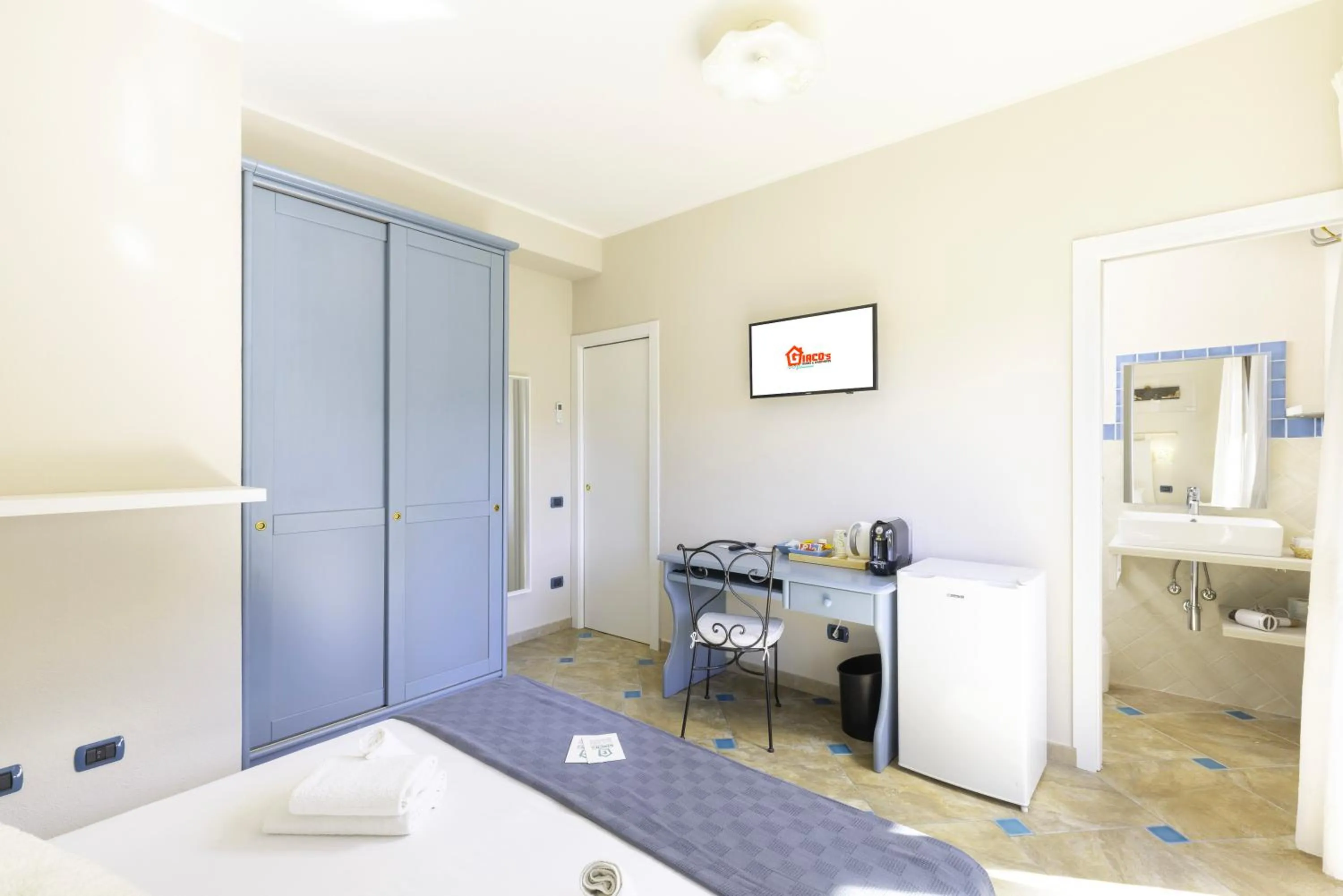 TV and multimedia, Bed in Giaco's Rooms