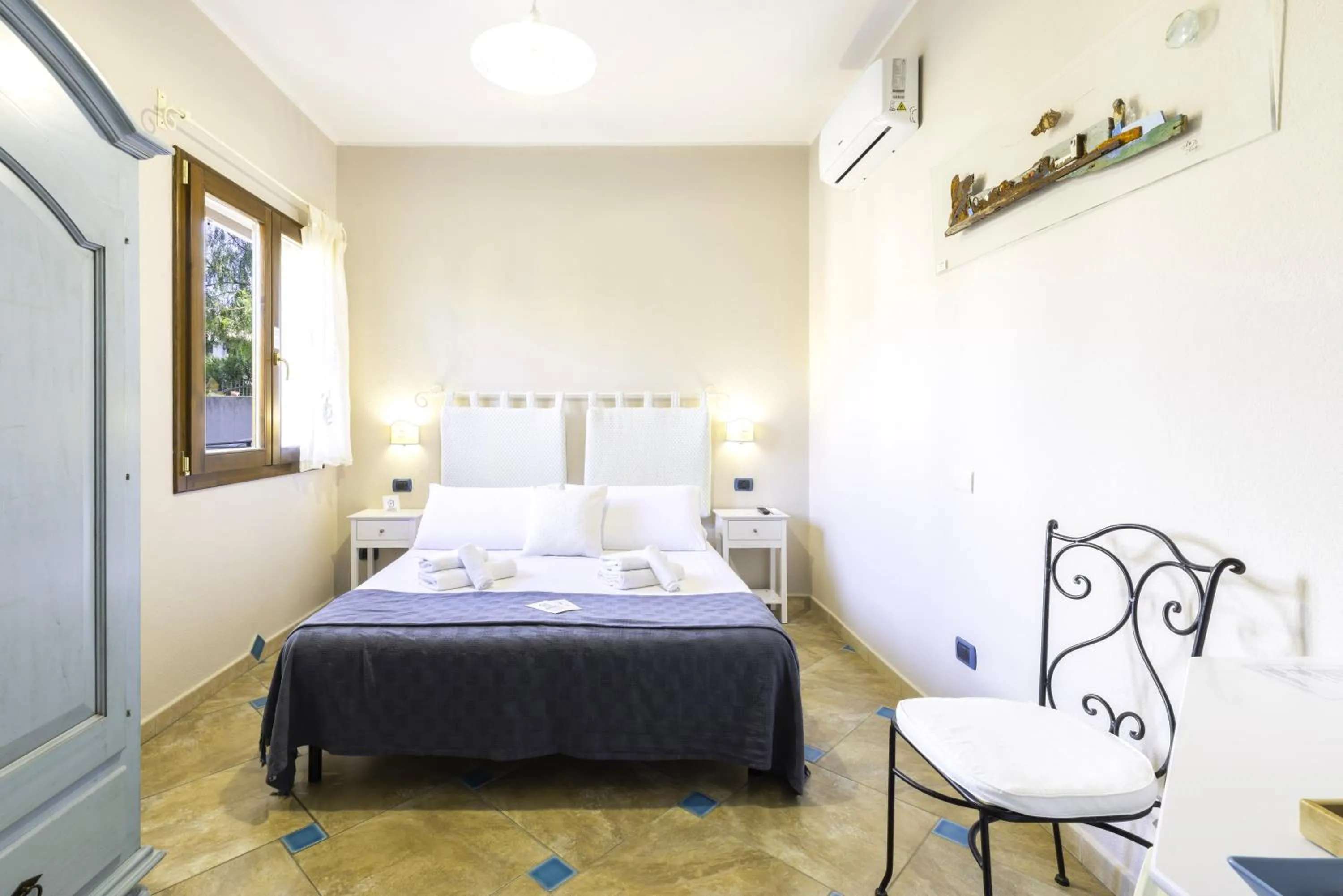 Bedroom, Bed in Giaco's Rooms