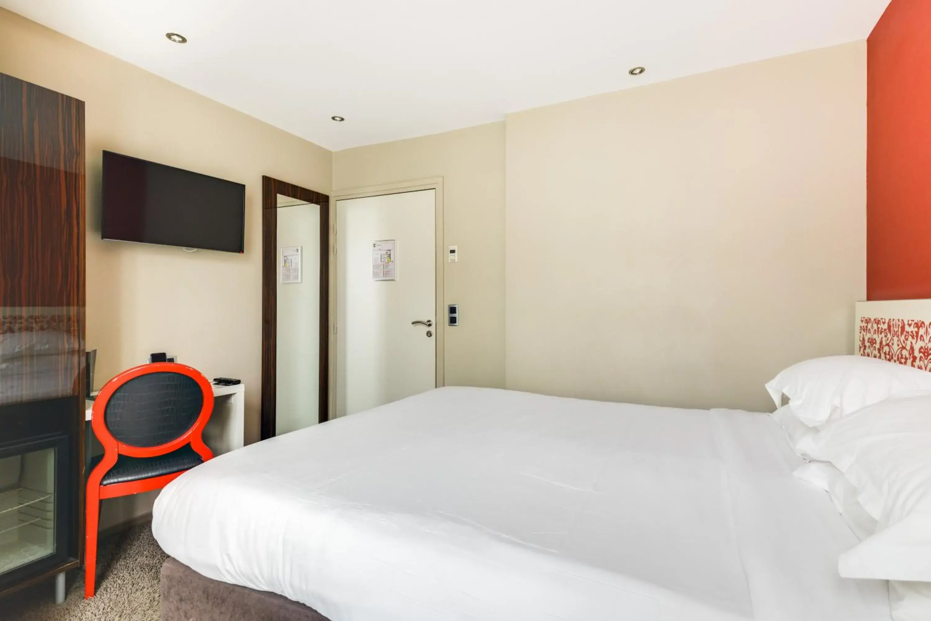 Photo of the whole room, Bed in Pavillon Nation Photo of the whole room, Bed in Pavillon Nation