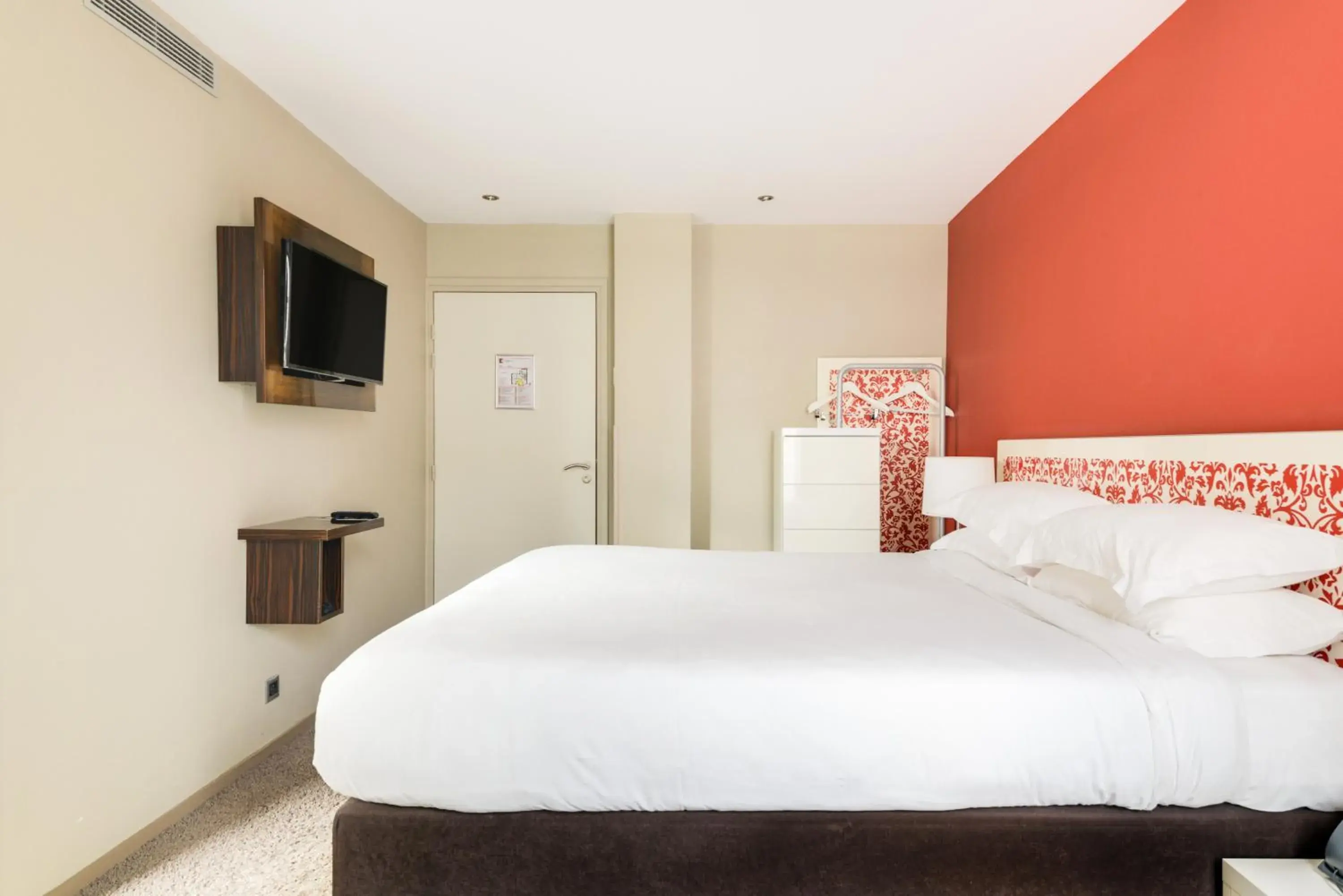 Photo of the whole room, Bed in Pavillon Nation Photo of the whole room, Bed in Pavillon Nation