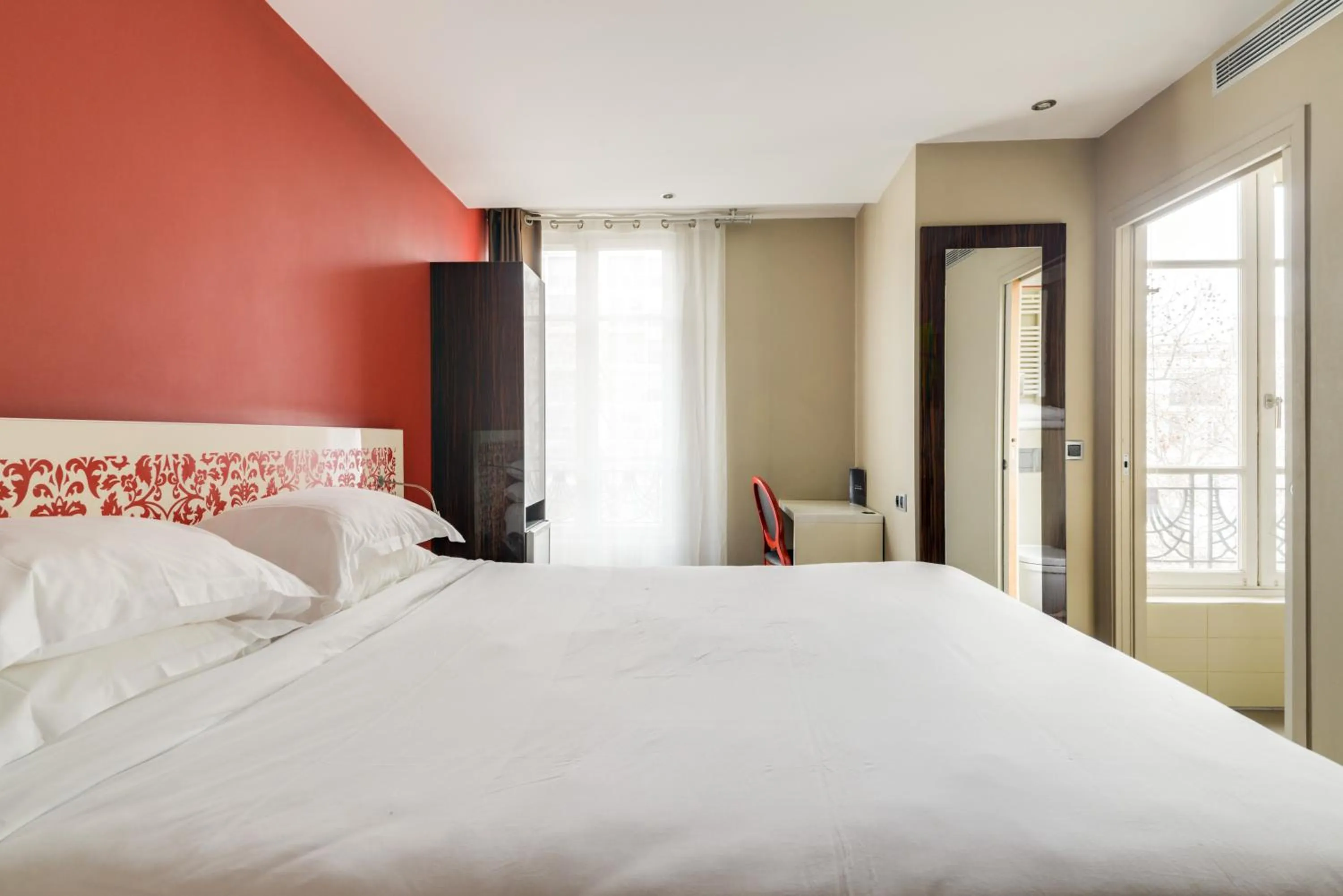 Photo of the whole room, Bed in Pavillon Nation