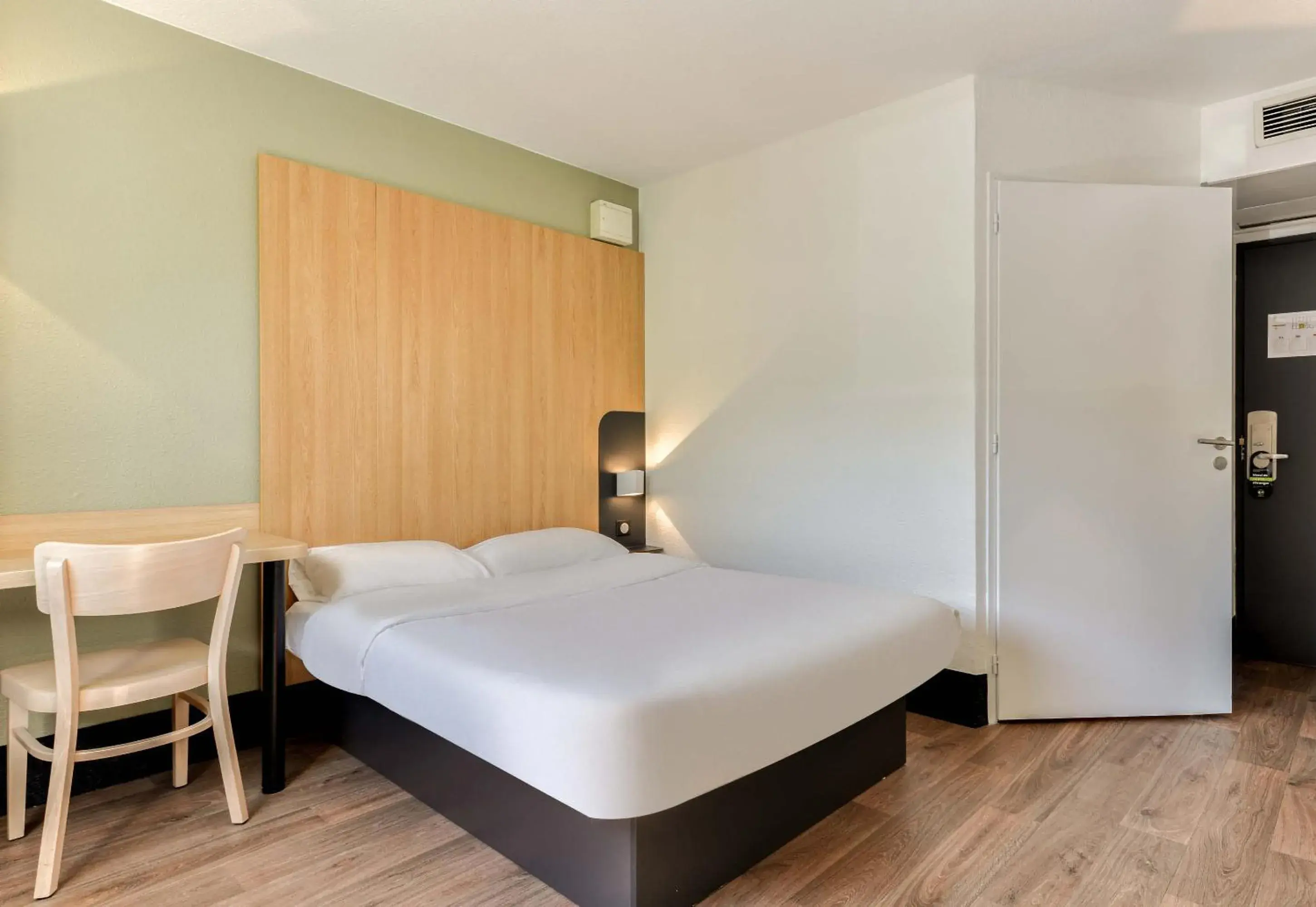 Double Room - Disability Access in B&B HOTEL Béziers Double Room - Disability Access in B&B HOTEL Béziers