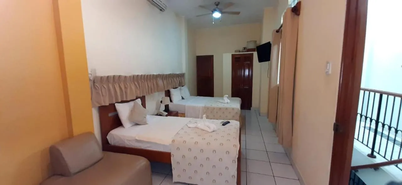 Hostal Huayruro