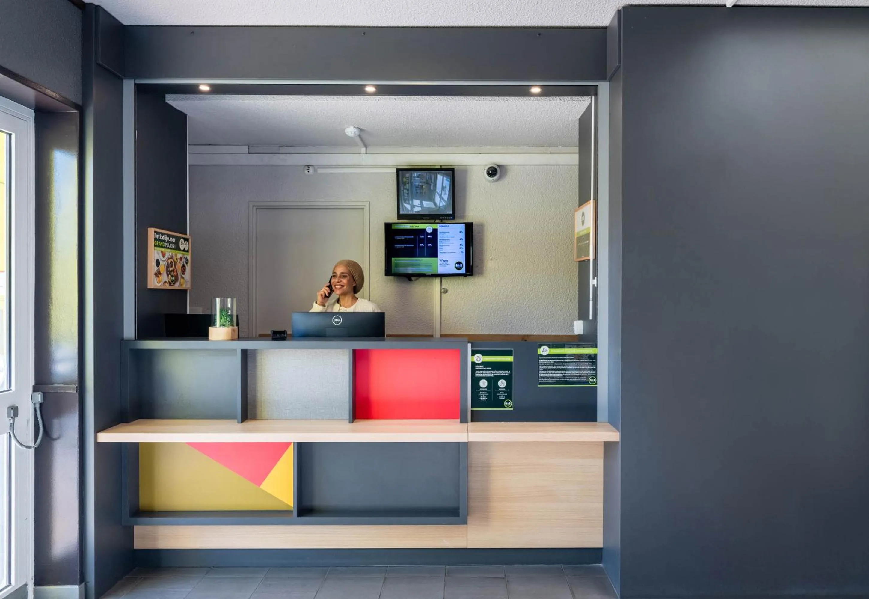 Lobby or reception in B&B HOTEL Lille Lezennes Grand Stade