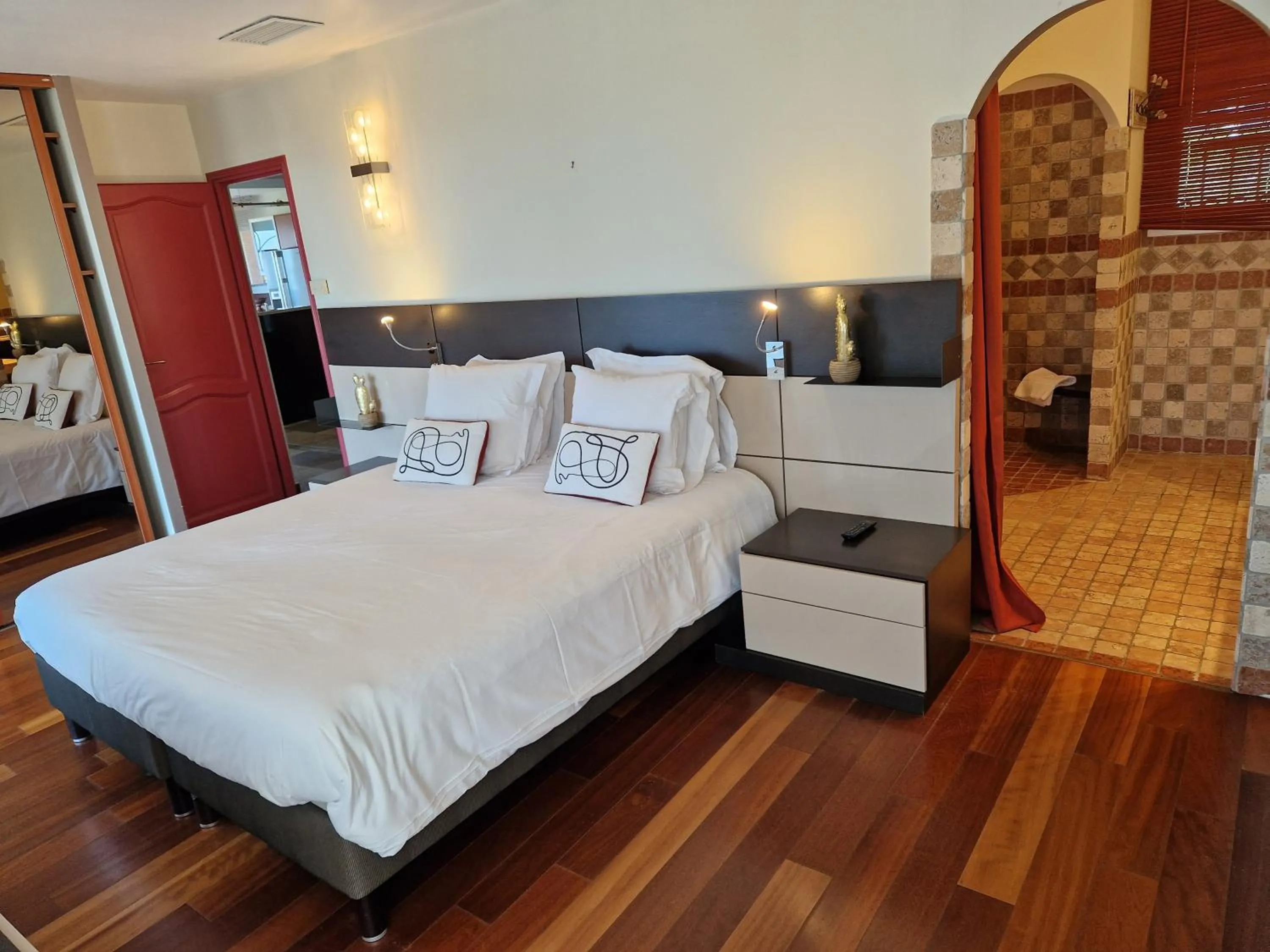 Photo of the whole room, Bed in Arena Bianca