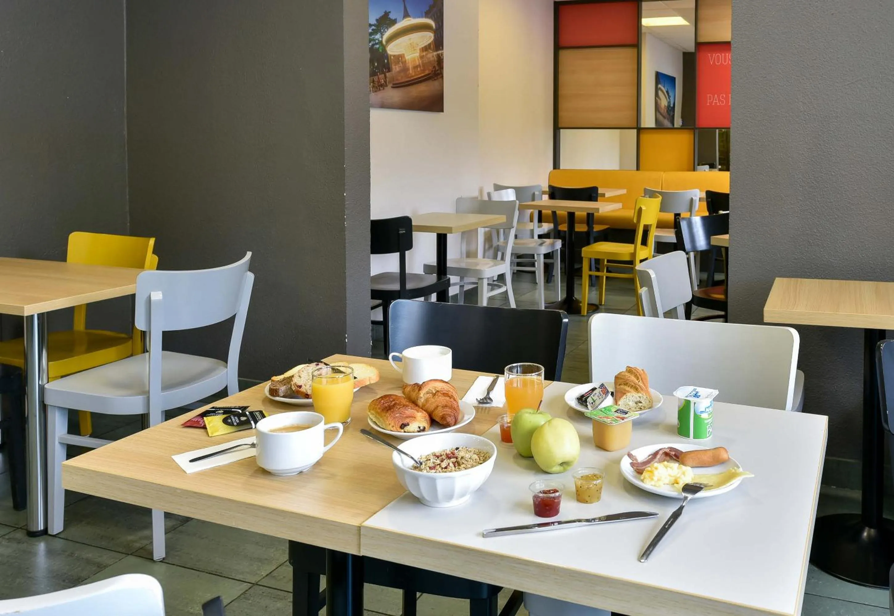 Restaurant/places to eat in B&B HOTEL Toulouse Centre Canal du Midi