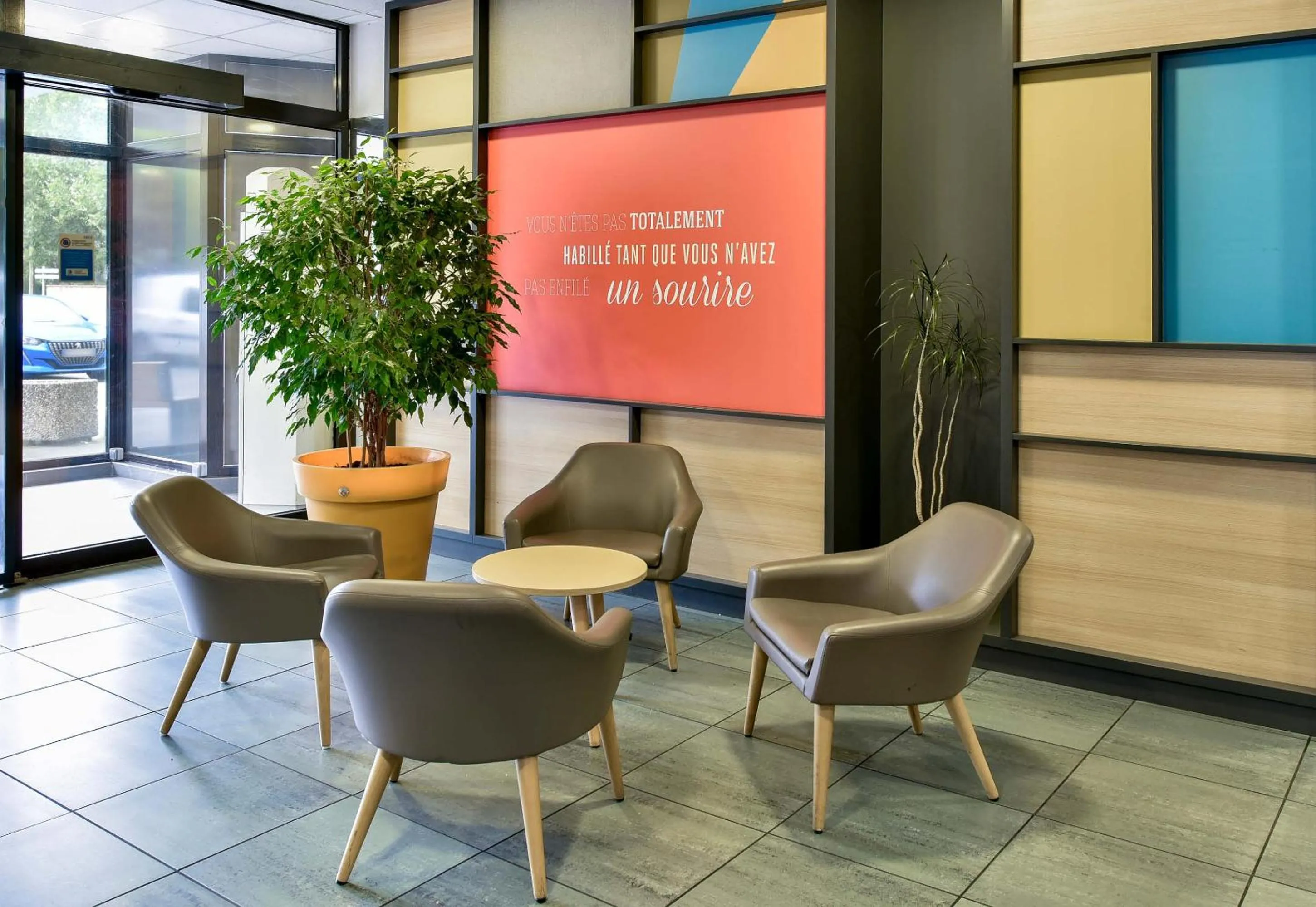 Seating area in B&B HOTEL Toulouse Centre Canal du Midi