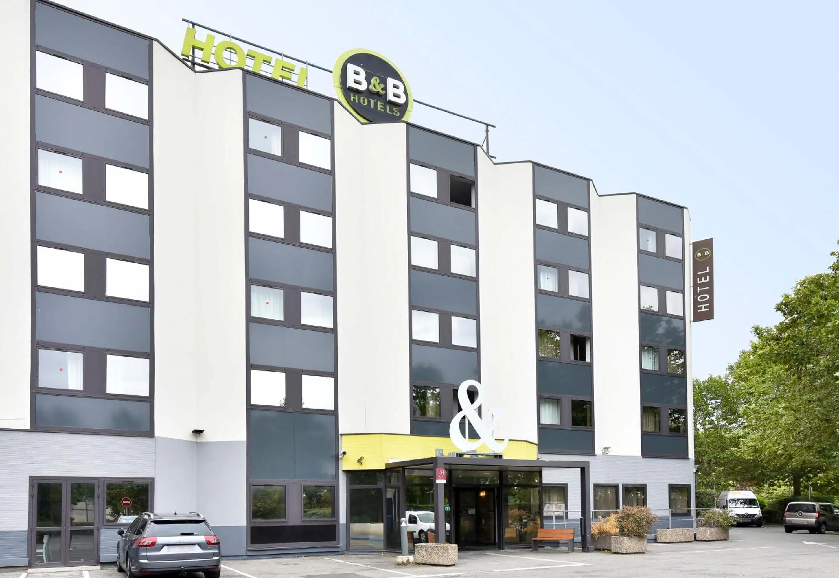 Property building in B&B HOTEL Toulouse Centre Canal du Midi